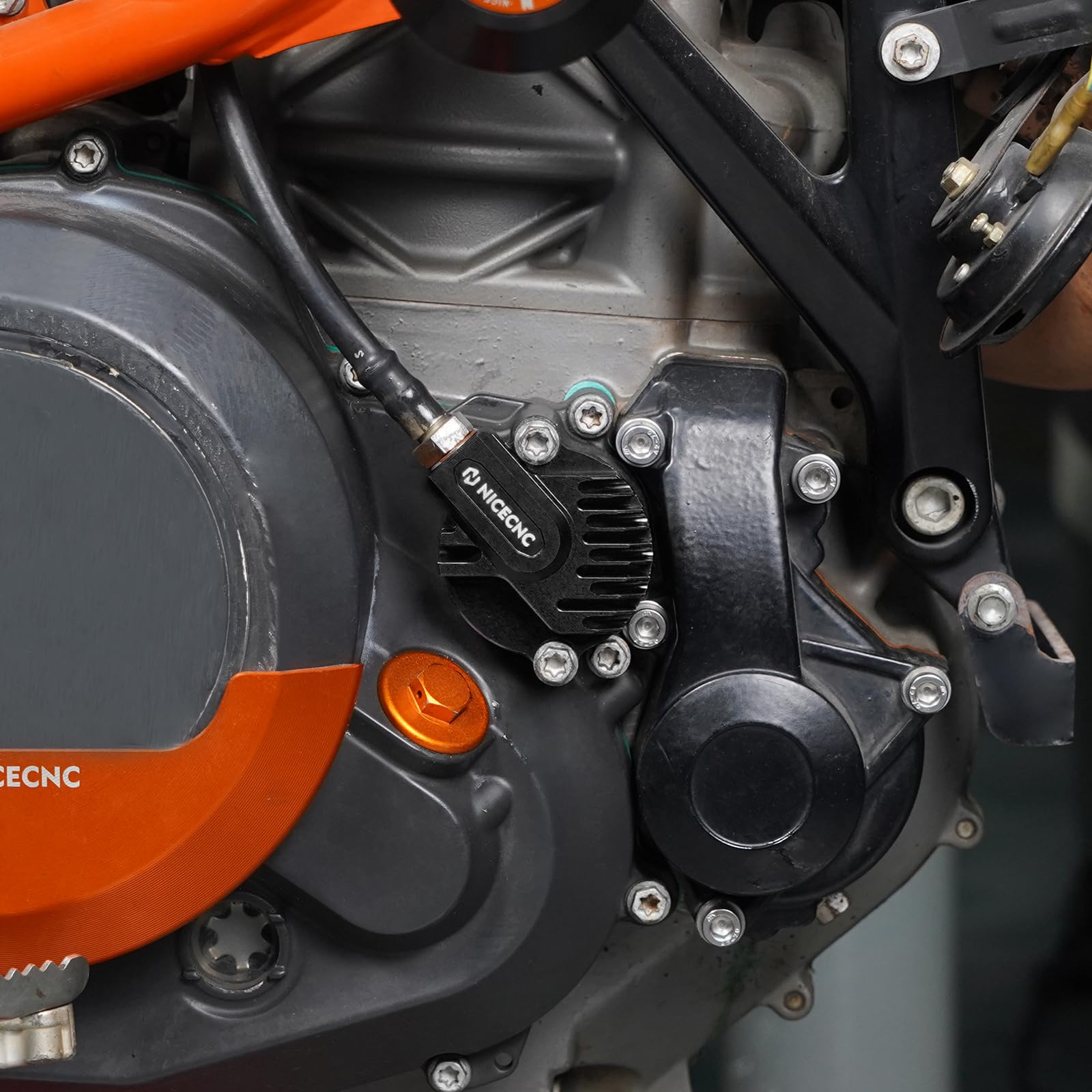 NICECNC Ölfilterkappe für Motorräder, Compatible with Husqvarna SVARTPILEN 701 2019–2022, Compatible with Gas Gas SM700 2023, Compatible with 690 Duke 2013–2018, Siehe Passform, Schwarz