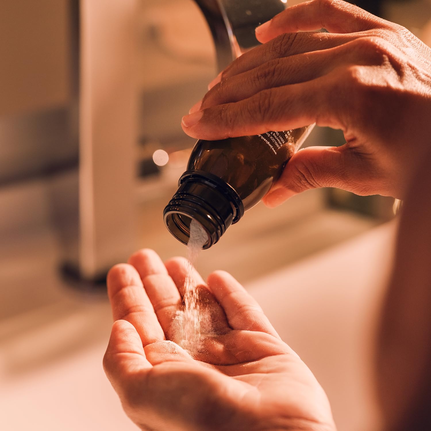 JUNGLÜCK Enzym Peeling Gesicht - Vegan | Natürlich feines Pulver regt die Zellerneuerung an und mildert dank 10% Vitamin C Pigmentflecken & Pickelmale | Mildes mechanisches Gesichtspeeling