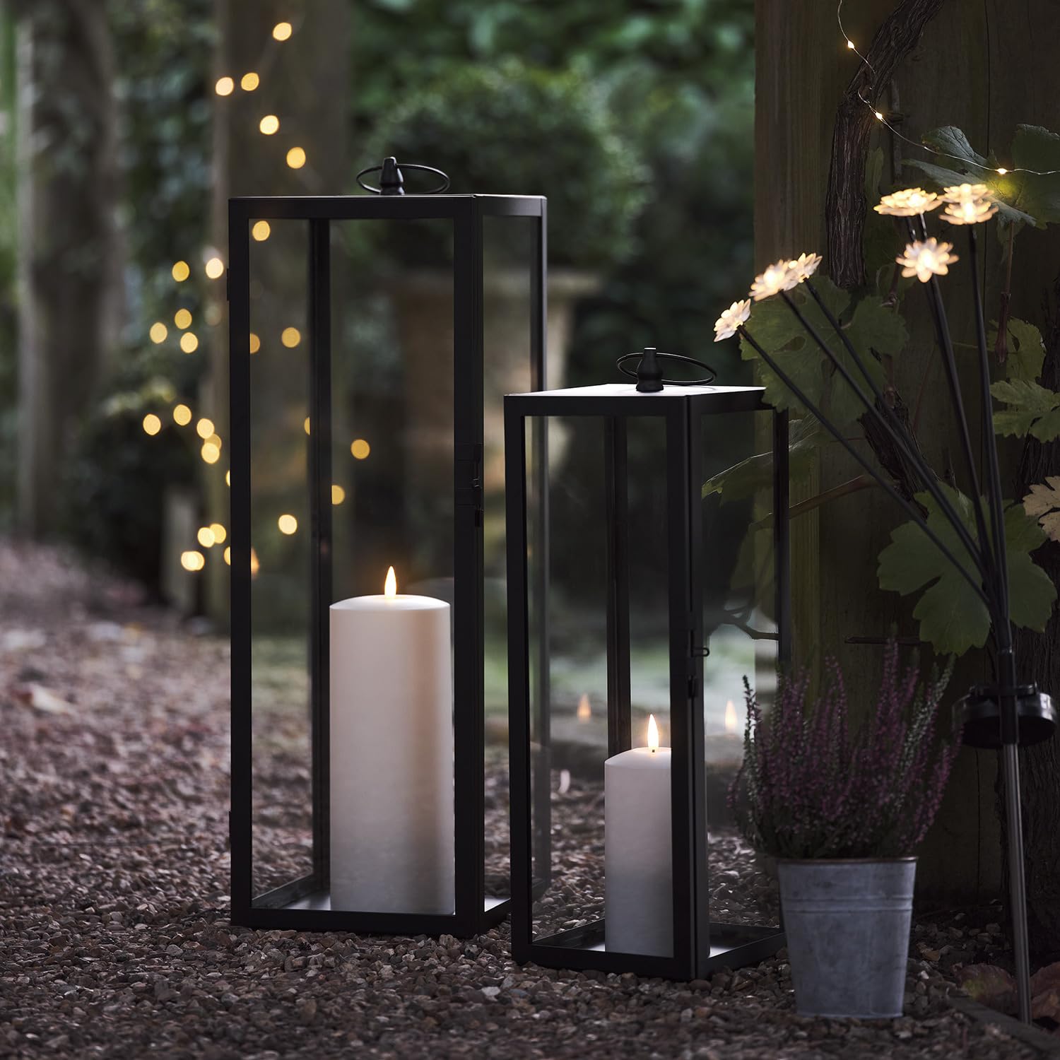 Lights4fun Set di 2 Lanterne Nere da 45 cm e 60 cm con Candela LED TruGlow® a Fiamma Tremolante a Pile con Timer Resistente alle Intemperie Decorazione per Interni ed Esterni