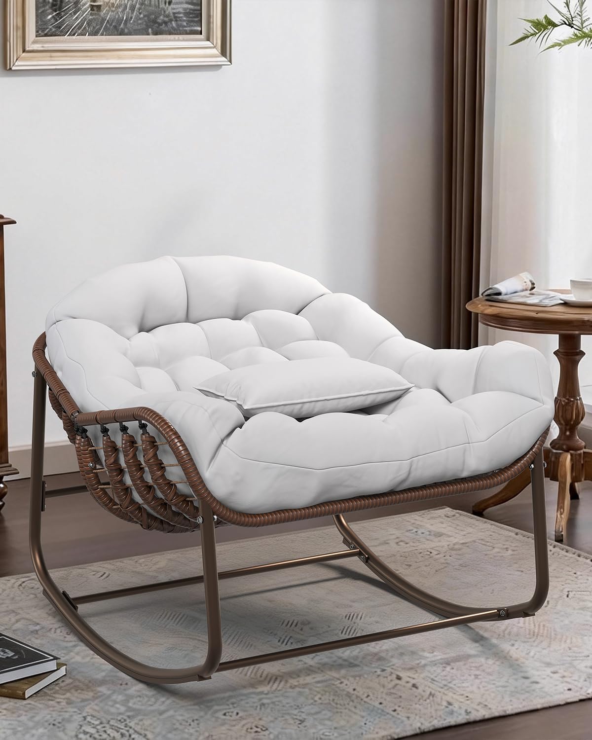 Fauteuil à Bascule Papasan d’extérieur XXL, Chaise œuf en résine tressée avec Coussin épais, Structure métal avec Base en Bois – pour Patio, Jardin, Balcon, Porche – Marron + Tissu écru –