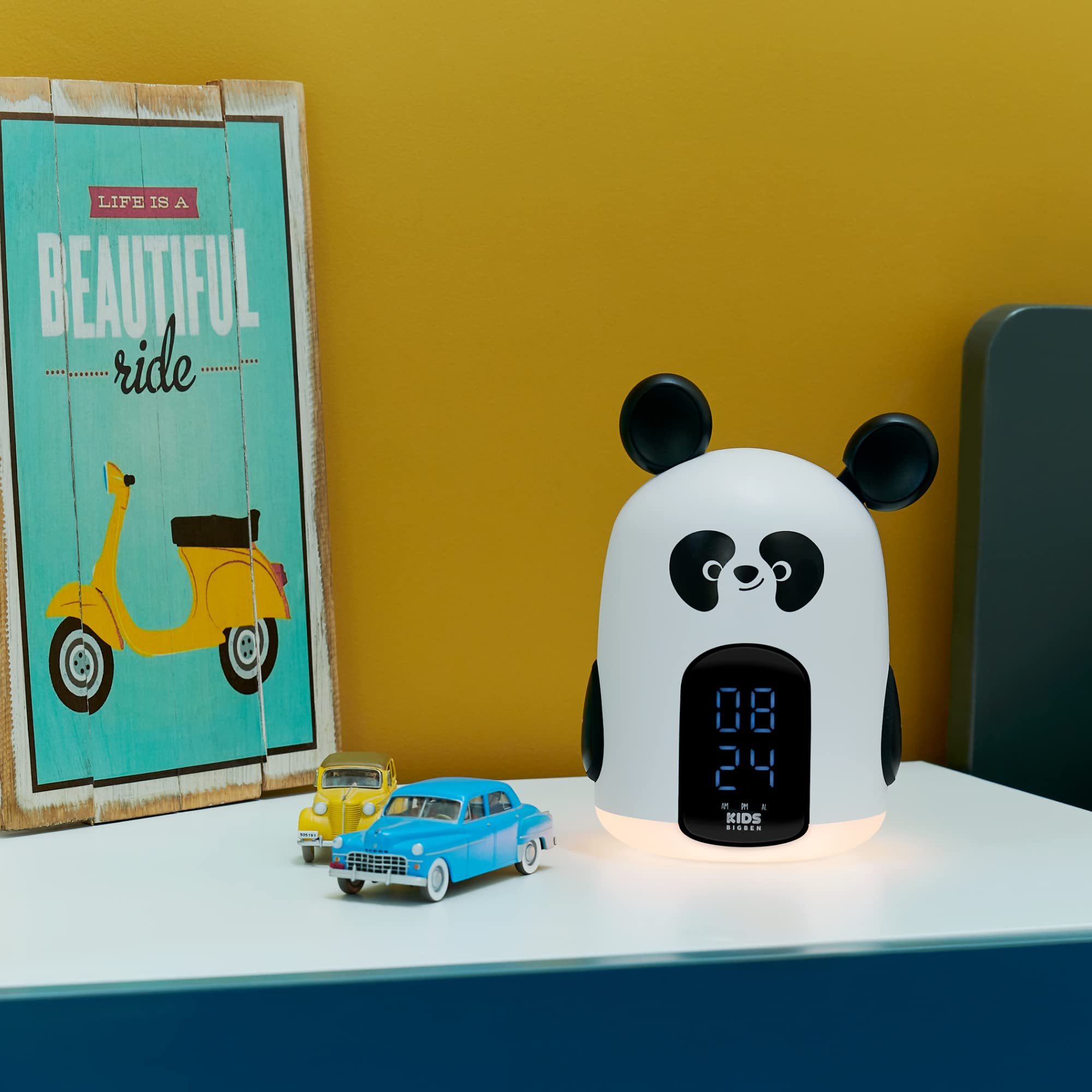 BigBen Interactive Panda - Reloj Despertador Digital Infantil con luz quitamiedos Nocturna Verde Pantalla LCD, 3 melodías, 3 Niveles de Brillo Ajustables, Volumen Ajustable, alimentación 230V