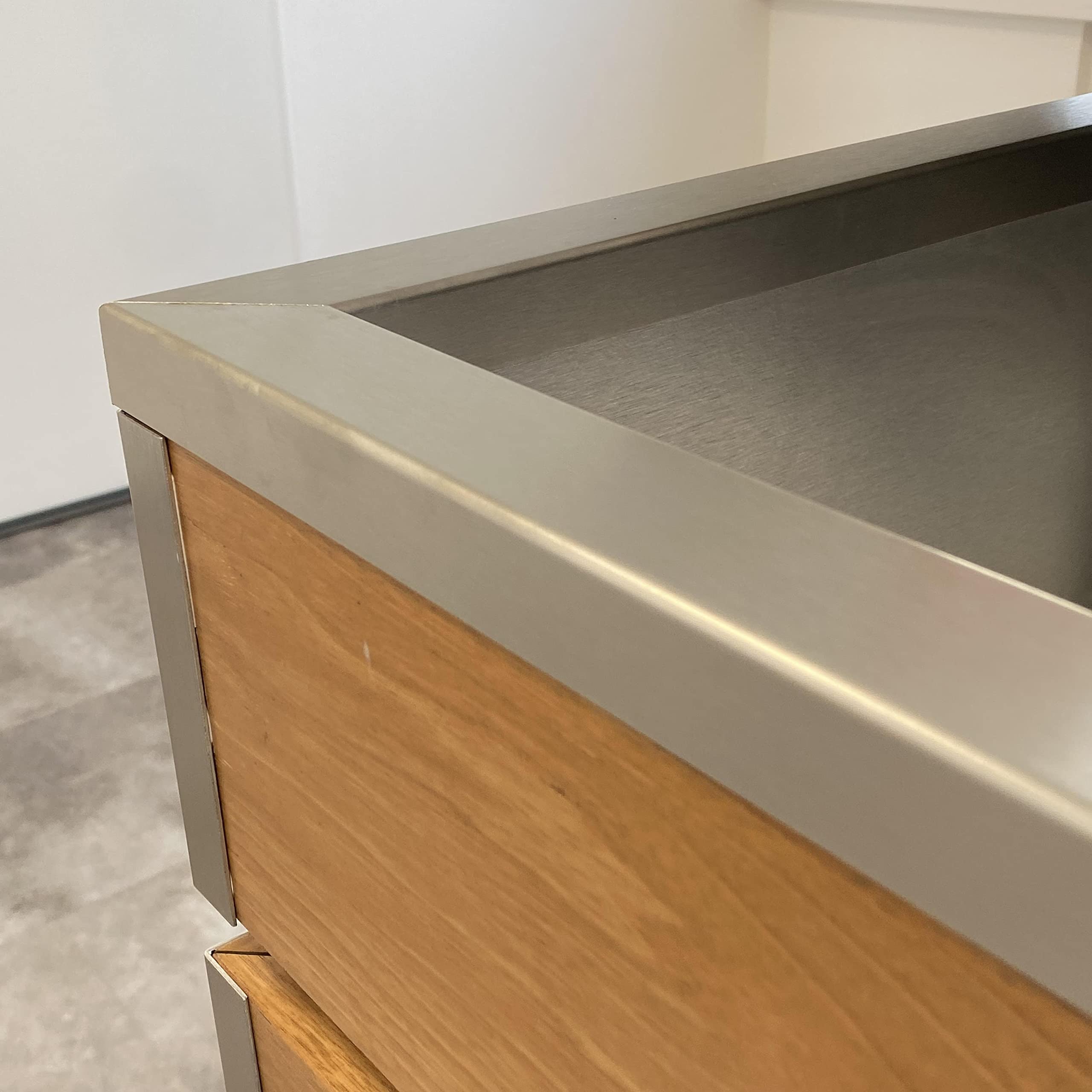 Edelstahl V2A Winkel 3-fach gekantet Winkelblech mit geschliffener Oberfläche Eckwinkel 2 Meter lang Eckschutz für Schnittkanten Kantenschutz (20 x 20 mm)