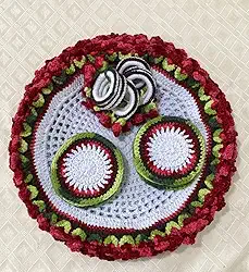 Oficina do Crochê Kit Sousplat Crochê, 8 Peças, Linha Barroco, Branco com Flores Vermelhas, Inclui Porta Copos e Anéis de Guardanapo