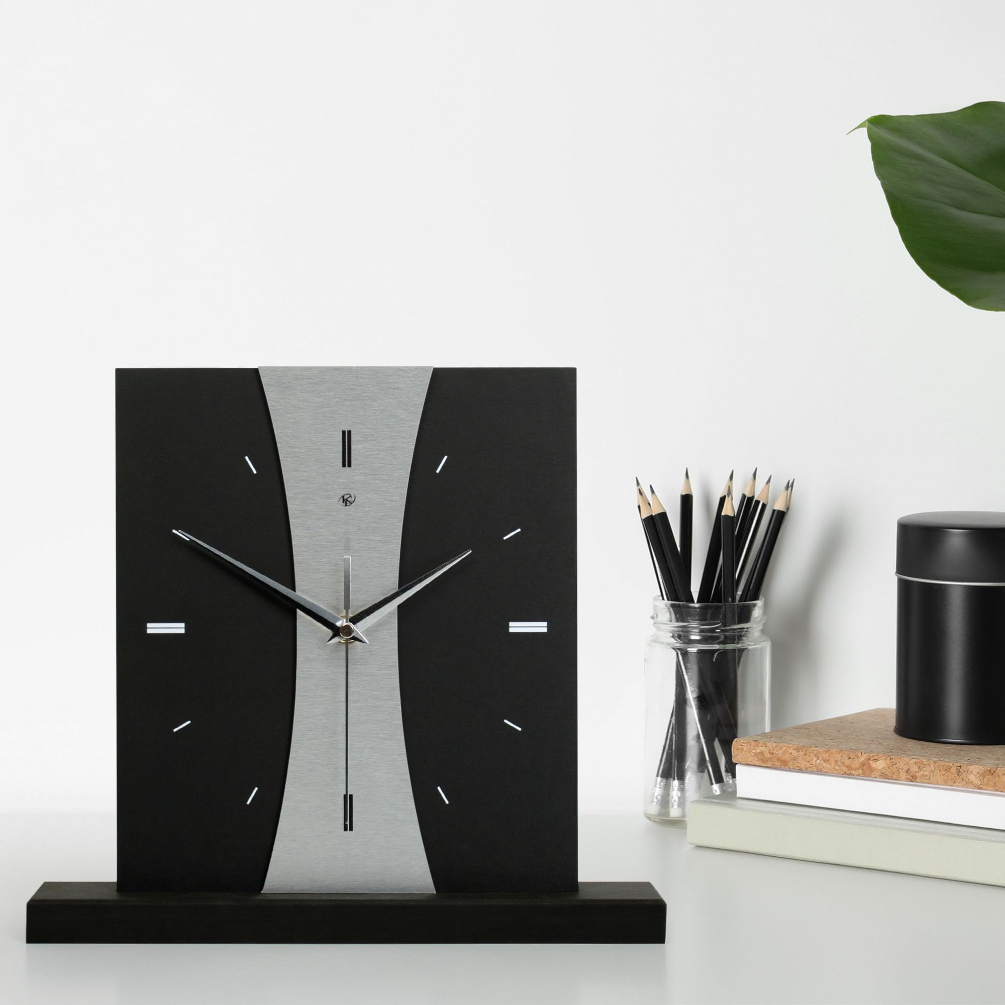 Kreative Feder Designer-Standuhr „Stripe“ aus Holz – Schwarze Tischuhr in modernem Metallic-Look ohne Ticken (Silver Stripe, leises Funkuhrwerk)