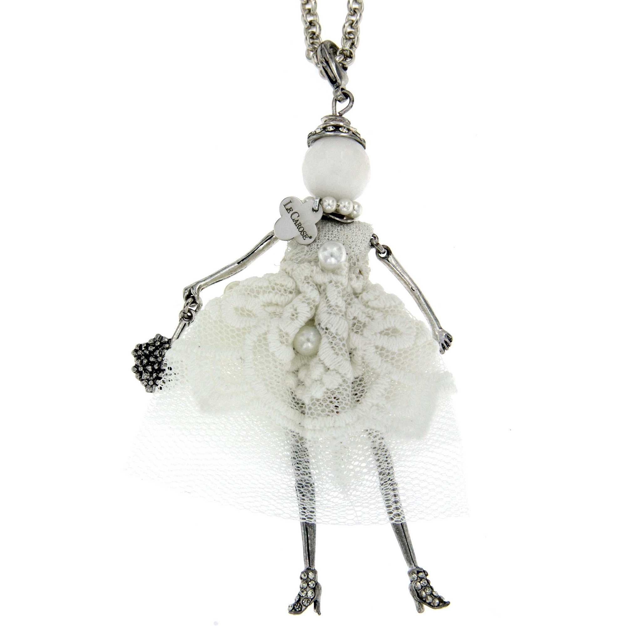 Le Carose Damen-Halskette aus der Braut-Kollektion. Der Schmuck ist aus Messing mit einer weißen Galvanik-Puppe und einem kurzen weißen Spitzenkleid mit Perlen und Anhänger für die Braut. Größe: