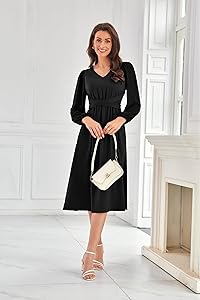 Damen Langarm  50s Cocktailkleid in großen Größen mit gesmoktem Taillenbund im Rücken und einem dezenten V-Ausschnitt.