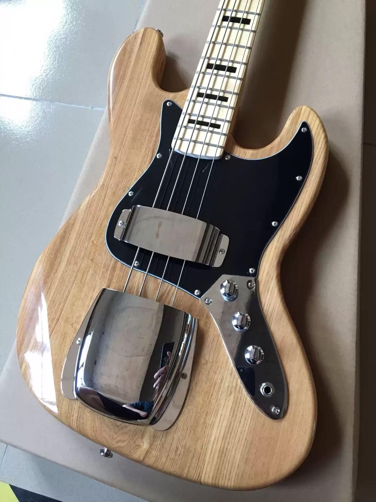 Niestandardowa 4-strunowa gitara basowa z jesionowym korpusem, chromowanym osprzętem, błyszczącym wykończeniem, dobrym tembre