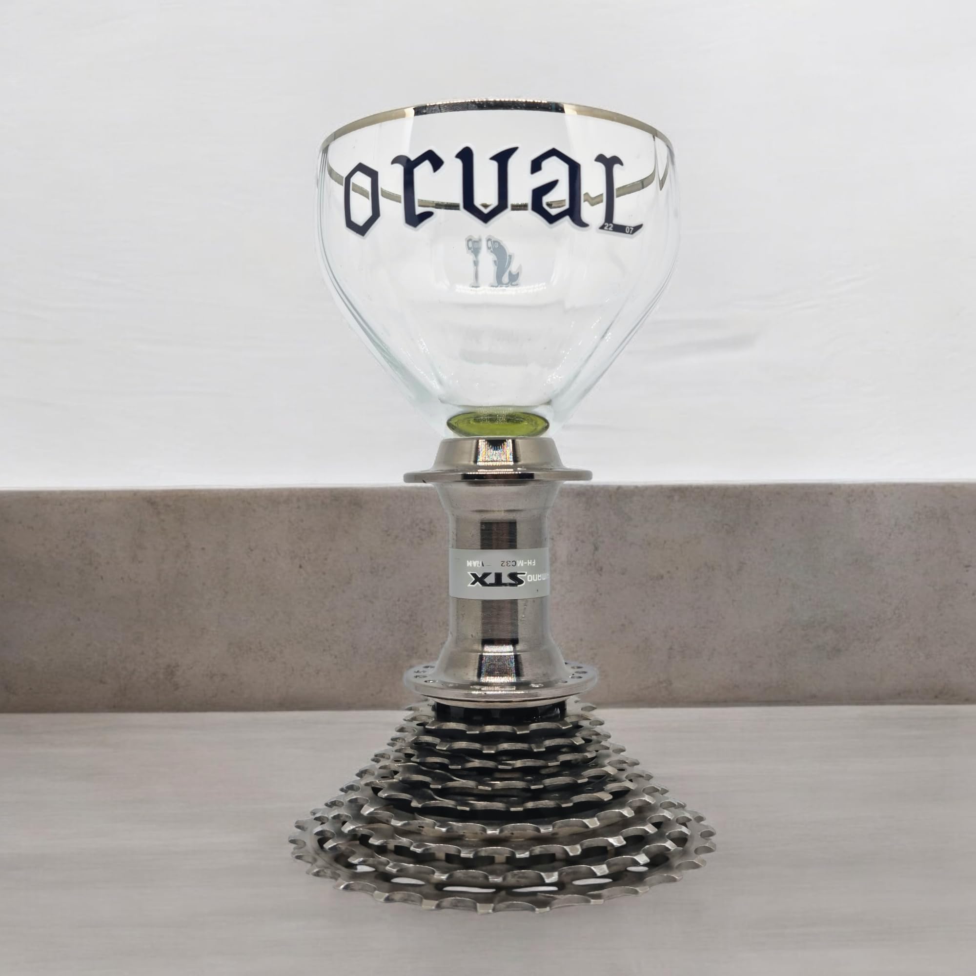 Générique Calice Orval - Art et Design Unique sur Piédestal en Engrenage de Chaîne de Vélo - Verre de Bière Trappiste.