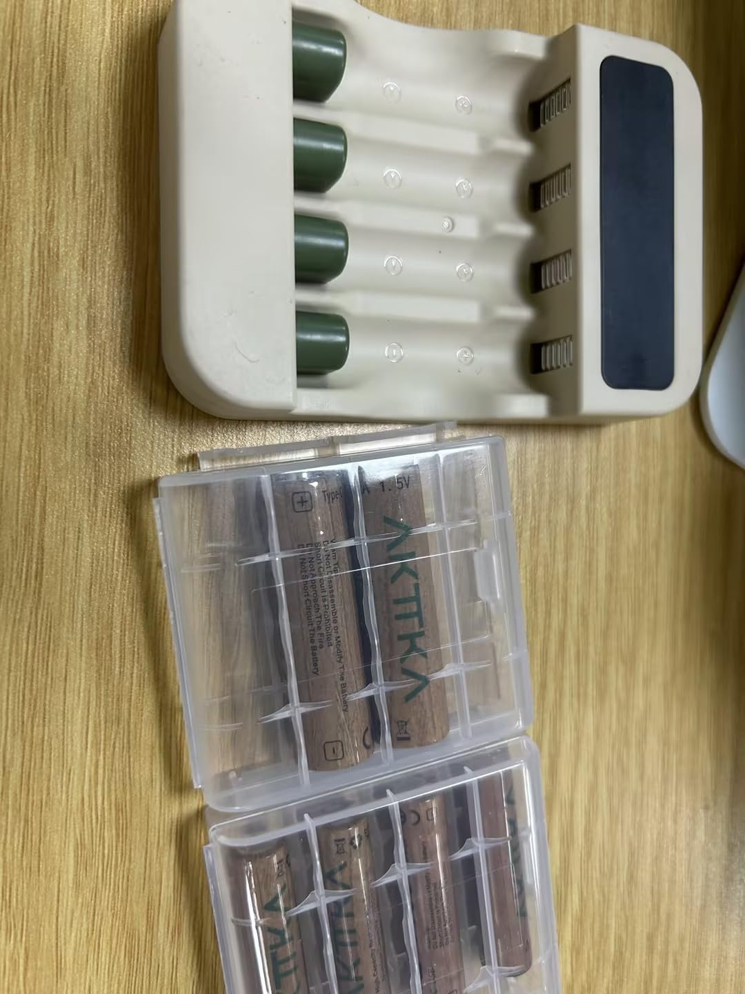 Cargador de batería de 4 vías, con pantalla LCD, para baterías NI-MH, cargador rápido universal, incluye 4 pilas AA y 4 pilas Micro AAA (blanco)