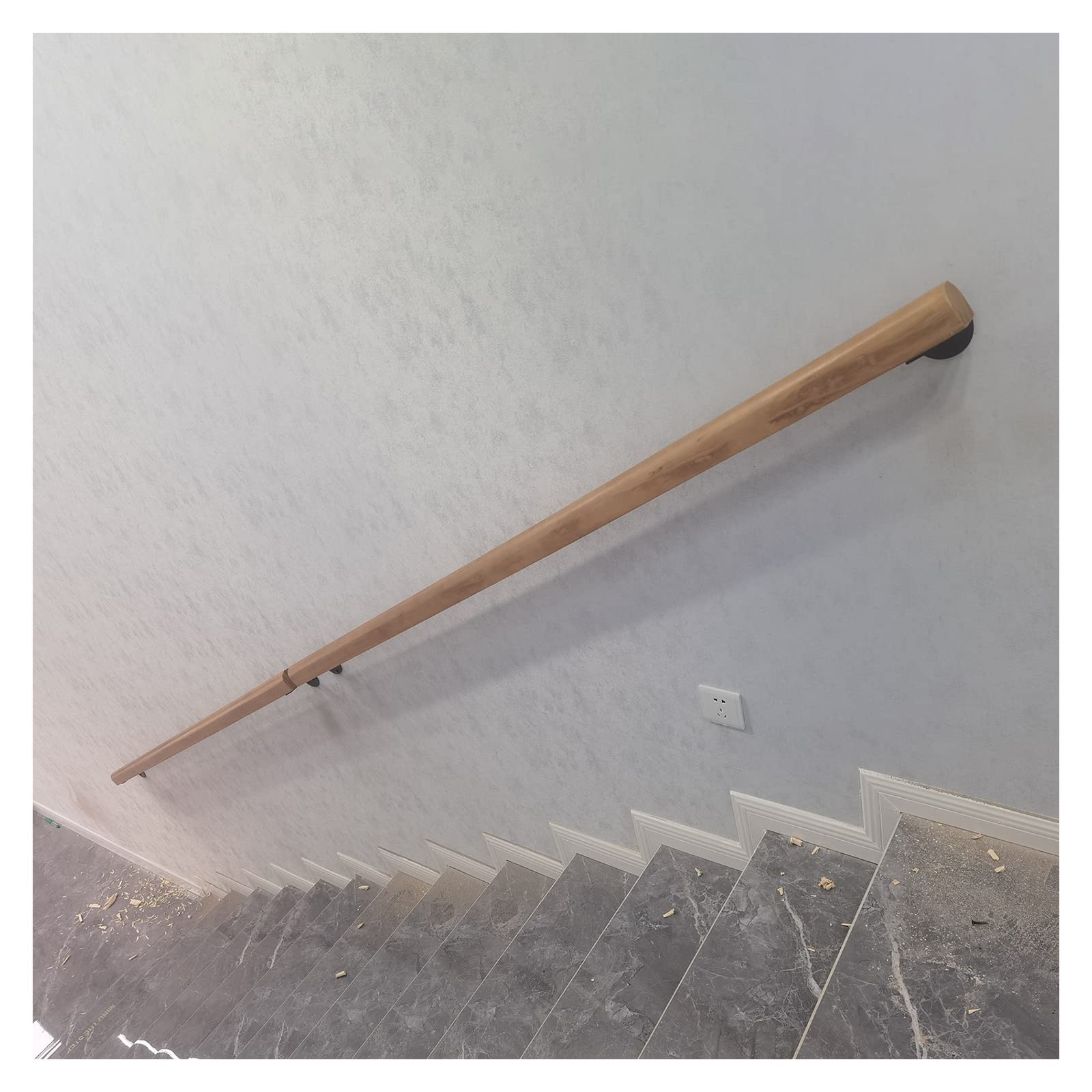 Main courante escalier bois antidérapante pour sécuriser la descente des aînés