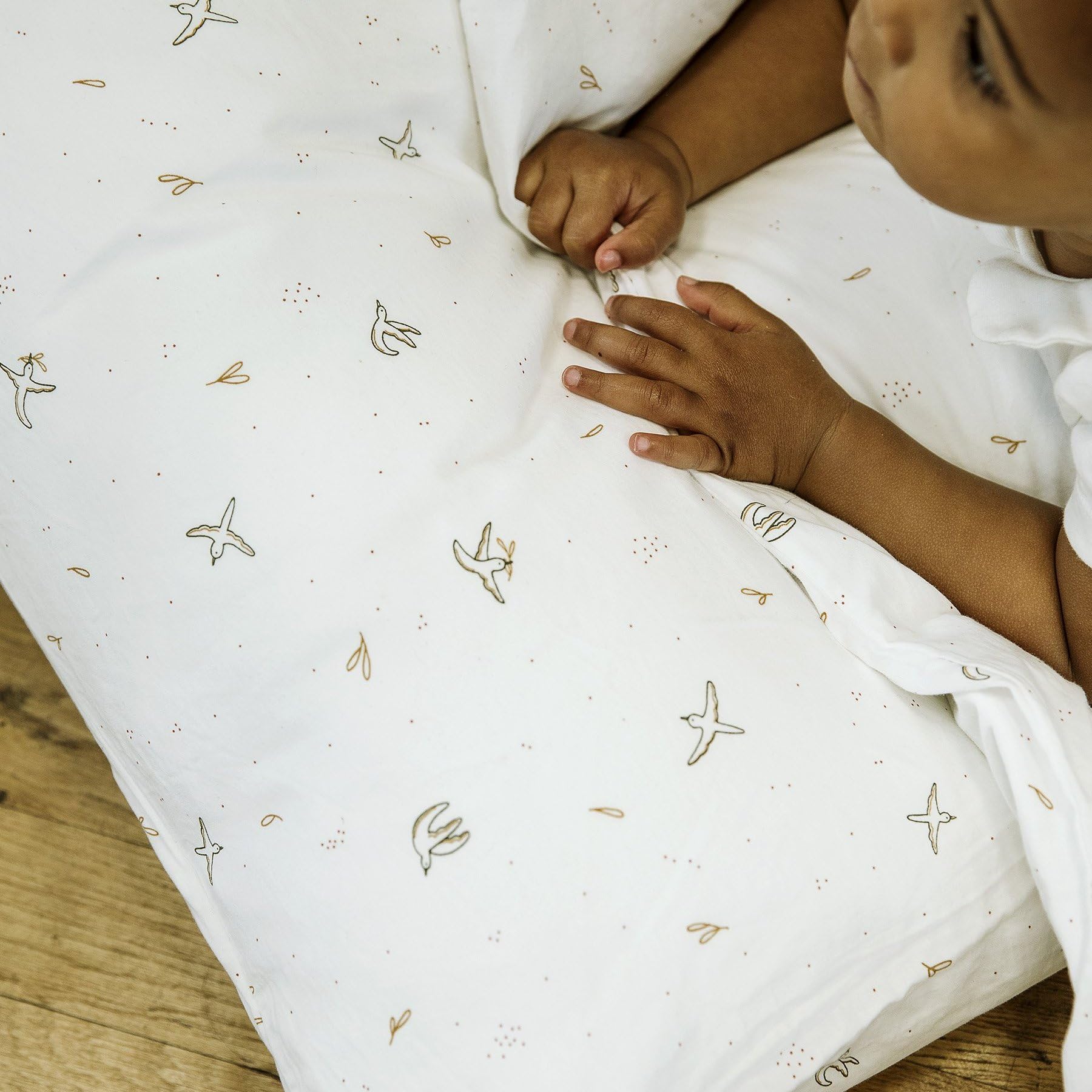 Kadolis - Housse de Couette Bébé 75x120 cm Coton Bio GOTS – Motif Oiseaux L’Envolée – Douceur Naturelle, sans Traitement Chimique