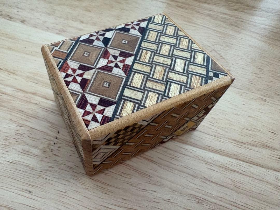 品 箱根寄木細工 豆秘密箱 7回B 秘密箱７回仕掛け https://www.hakonemaruyama.co.jp/shopdetail/000000000174/ #寄木細工 # 寄せ木細工 #箱根細工 #箱根寄木細工 #箱根 #秘密箱 #伝統工芸 #箱根丸山物産 #japanesepuzzlebox