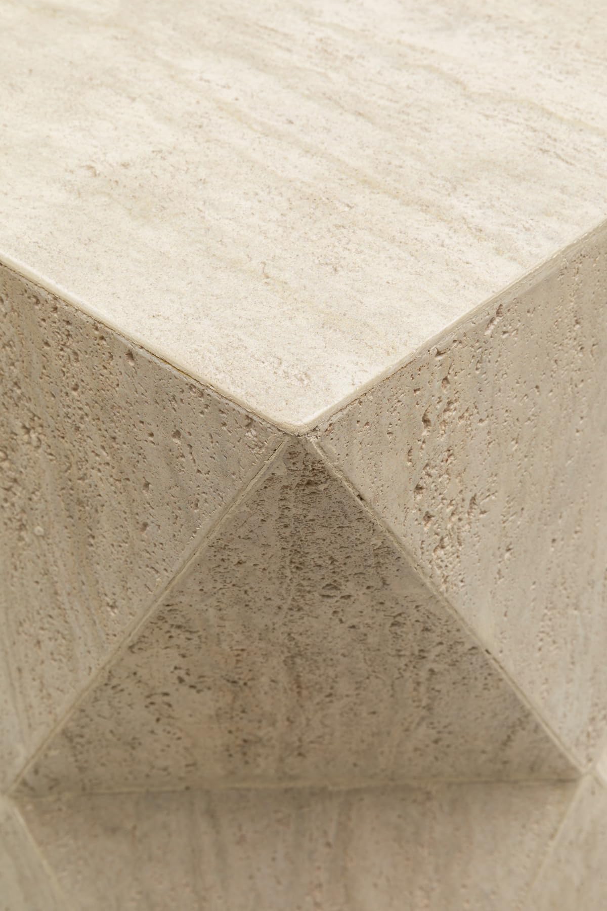 Kare Design Mesa Auxiliar Luxury Triangle Travertine, Beige, Aspecto Piedra, Altura 54cm, Moderno, Elegante, Mesa de Centro, Mesita de Noche, Decorativa, Decoración para Salón