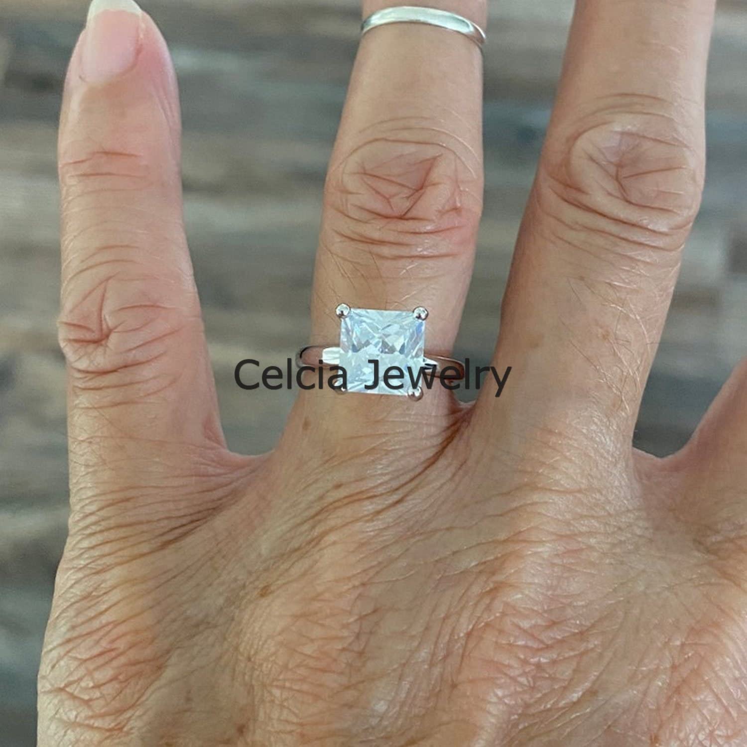 Anillo de declaración de CZ blanco natural, anillo solitario, anillo de regalos de ceremonia de boda, anillo minimalista, anillo del día de la madre, hermoso anillo de piedra natal de abril para mujer