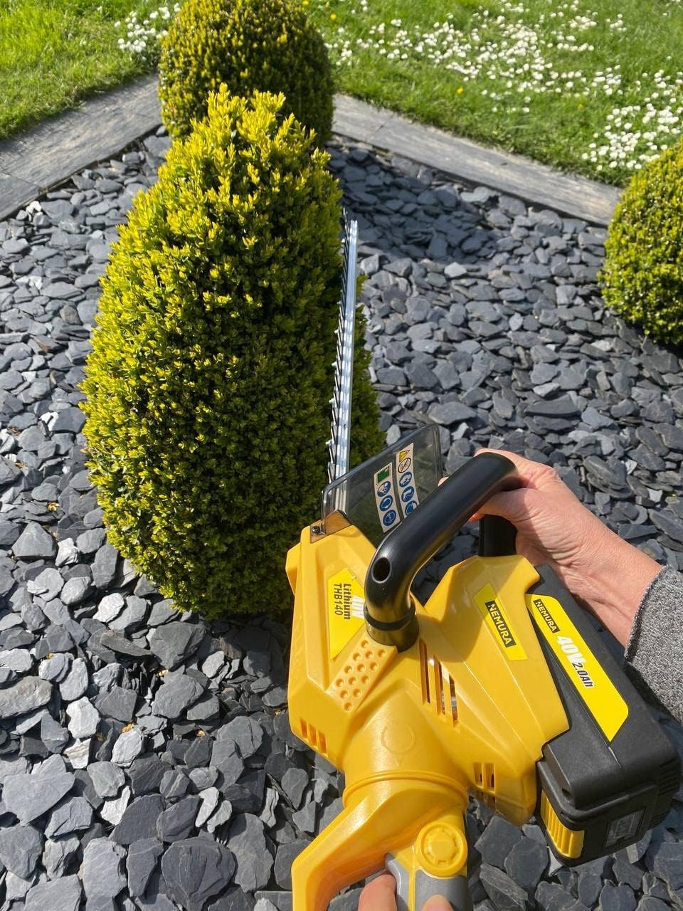 Nemura Taille-Haie Électrique 40V 1 Batterie 2Ah Compatible - Longueur de Coupe 56cm - Moteur Brushless - Chargeur Rapide - Appareil sans Fil Confortable - Marque Française