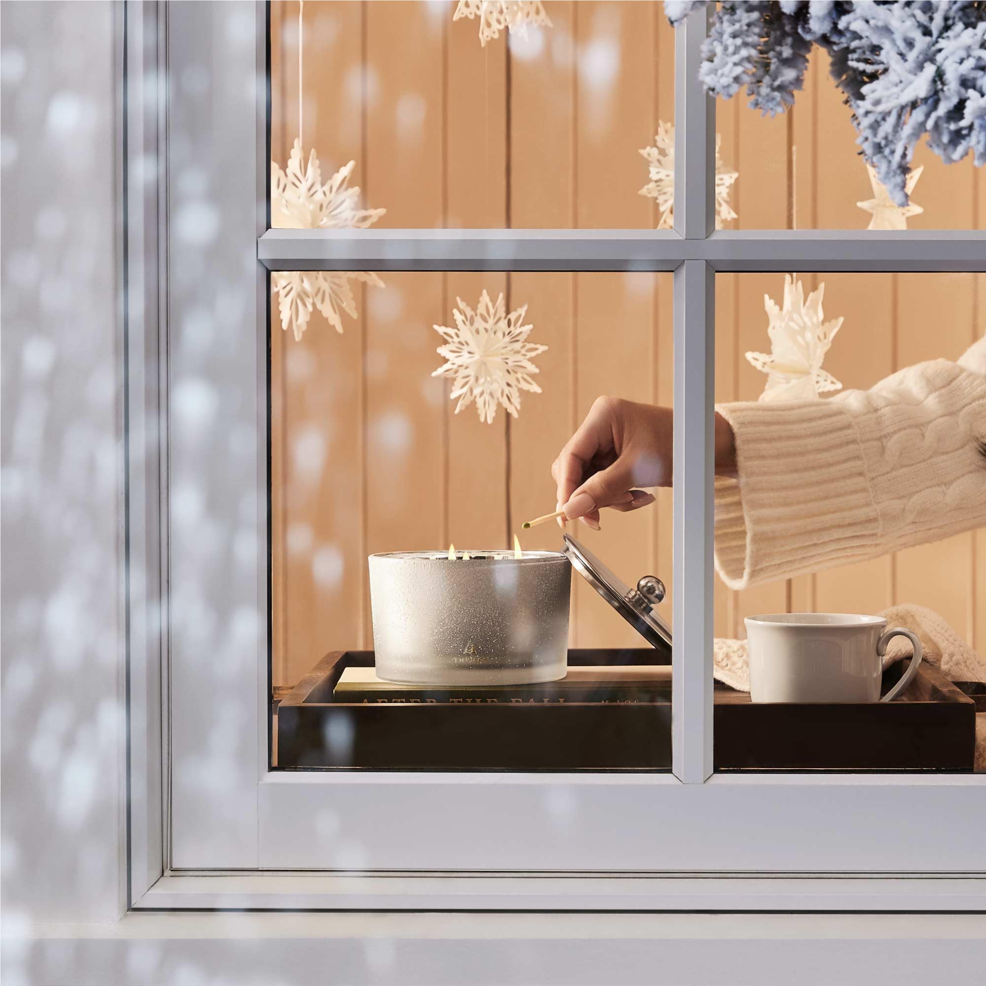 Thymes Frasier Fir Beflockte Duftkerzen im Glas, Urlaubs-Duftkerzen für Zuhause mit Noten von knackiger sibirischer Tanne, Zedernholz und Sandelholz, luxuriöse Heimdekoration, Geschenke für Frauen und