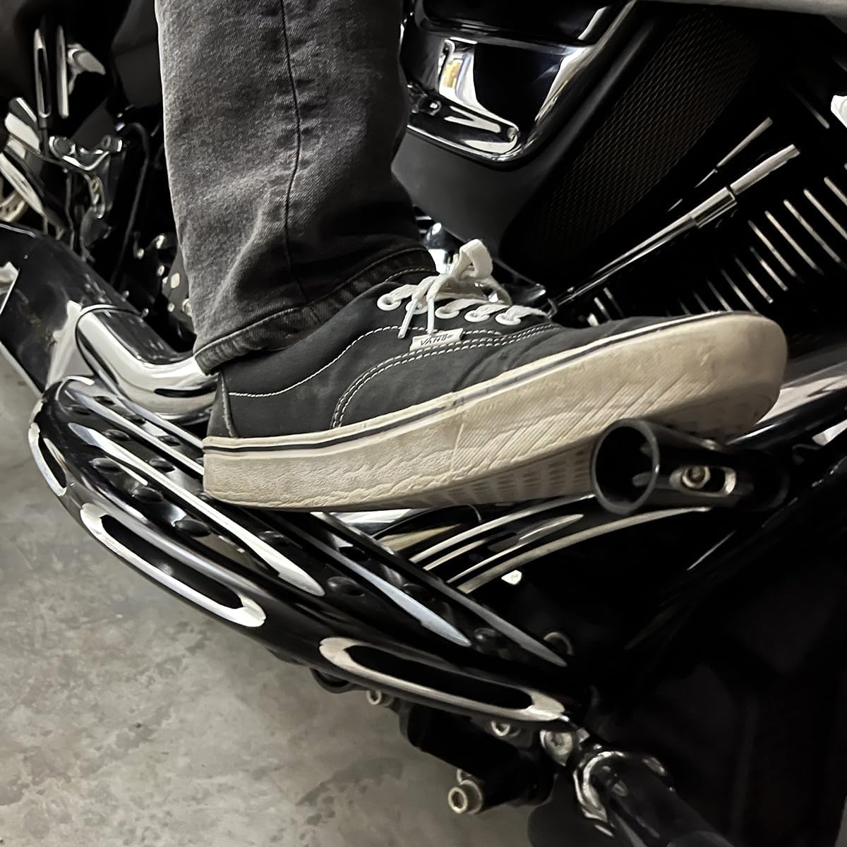 Motorcycle Front Foot Boards For Harley Touring Black Cnc Cut Driver Stretched Floorboards For Harley Flh Flst Fld Parts