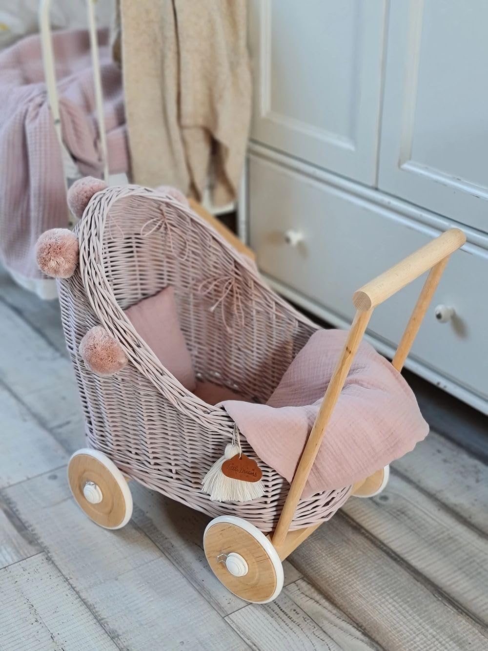 Korb Puppenwagen aus Weide, mit Bettwäsche, Korbpuppenwagen, Hellrosa, rosa, mit Pompoms
