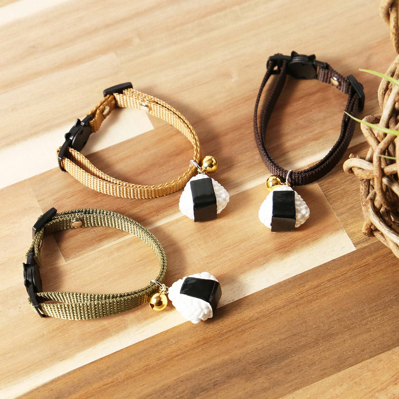 Amazon | [ここねこ本舗] 大きなおにぎり首輪 おむすびチャーム 宝来鈴