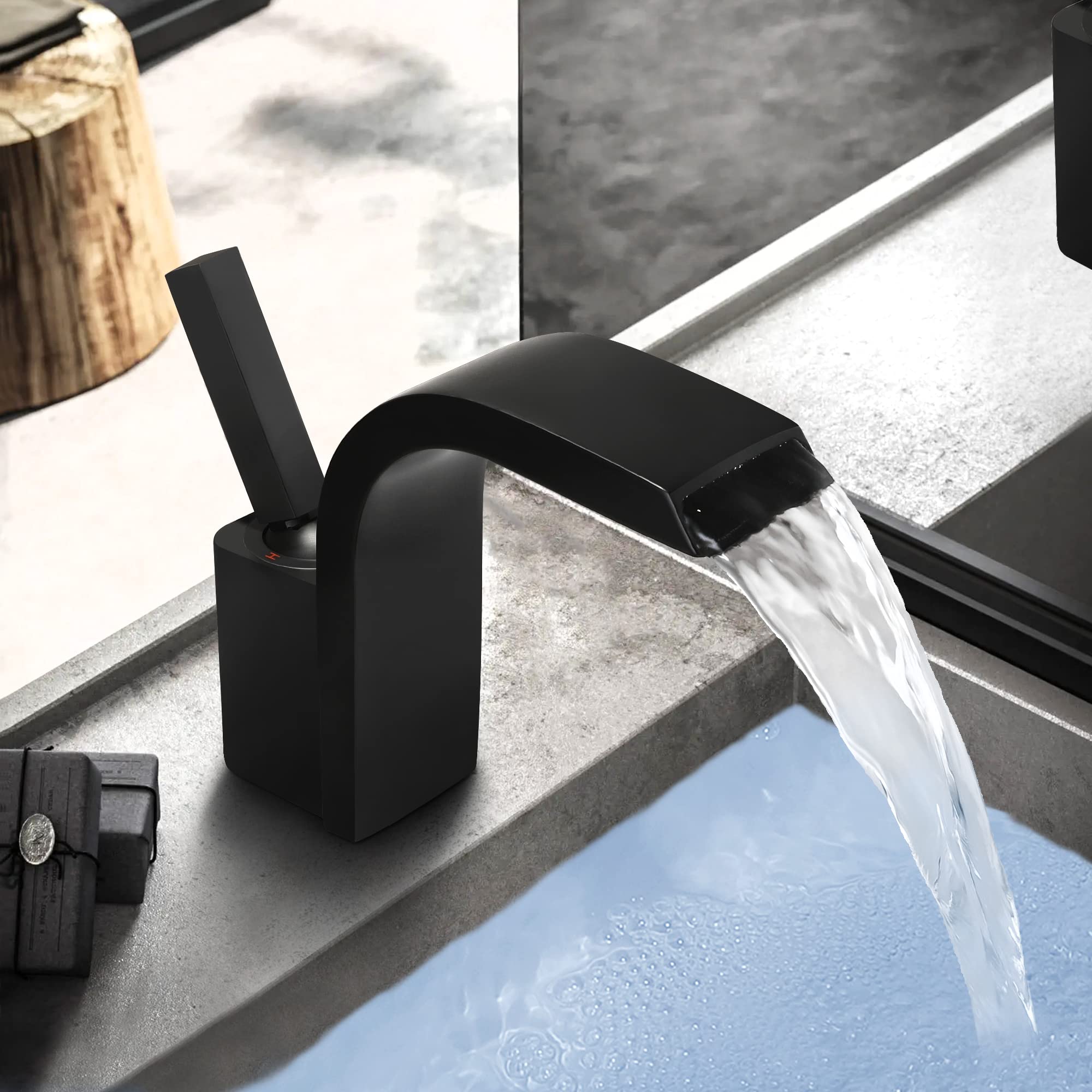 Robinet cascade noir mat pour lavabo monotrou à levier unique