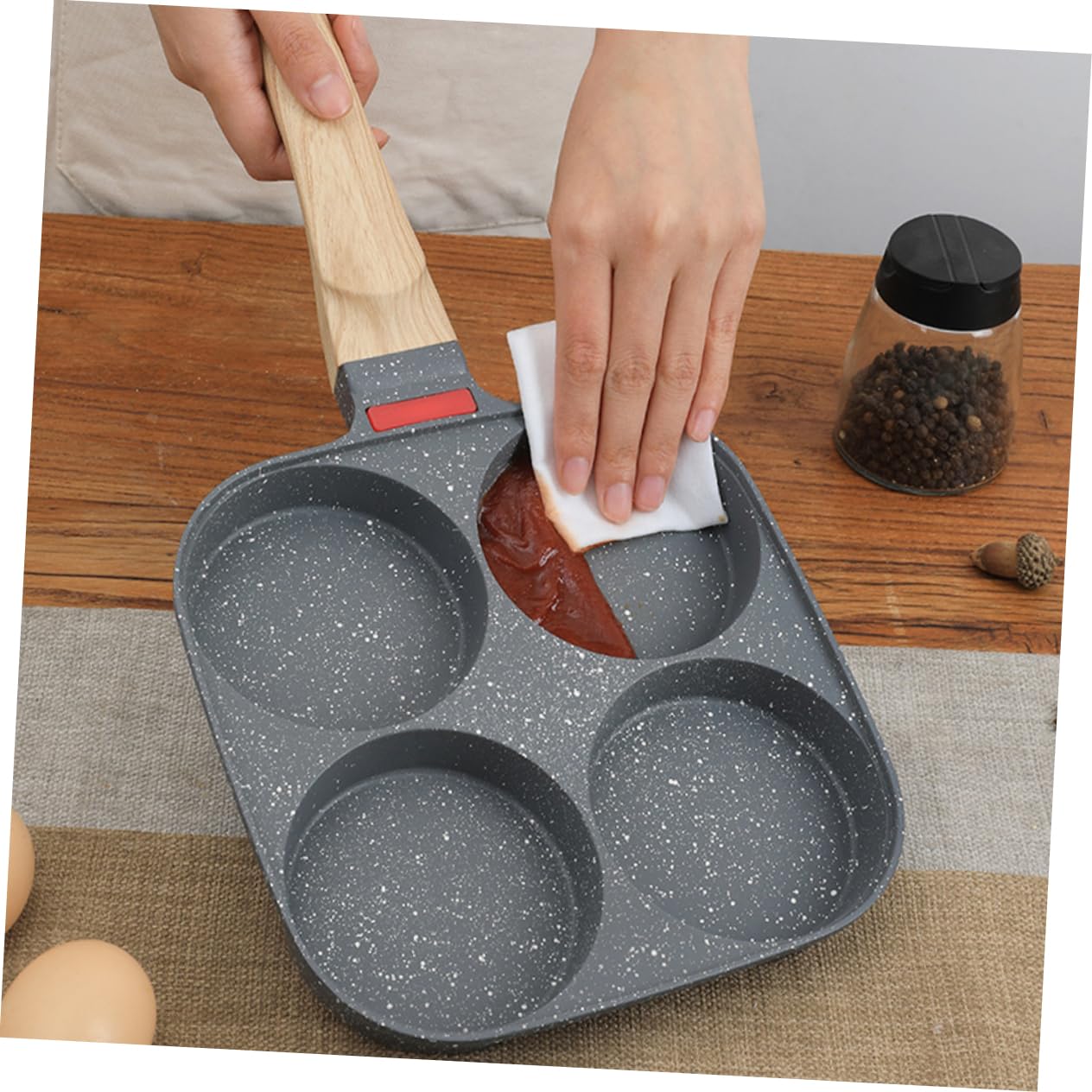 MAGICLULU Padella per Uova a 4 Fori Coperchio, in Lega di Alluminio, Fondo Sagomato, Antiaderente per Colazione e Hamburger in Cucina di Casa