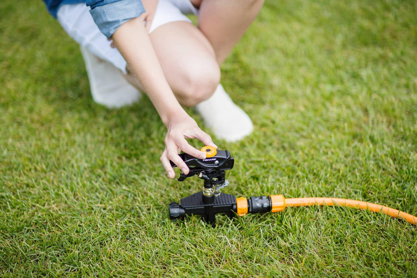 Fiskars Irrigatore a Impulso XL di Metallo con Ruote, Con Distanza | Getto e Rotazione Regolabili, Misura Universale, Portata Ø 26 m, 938 g, Nero/Arancione, 1023656