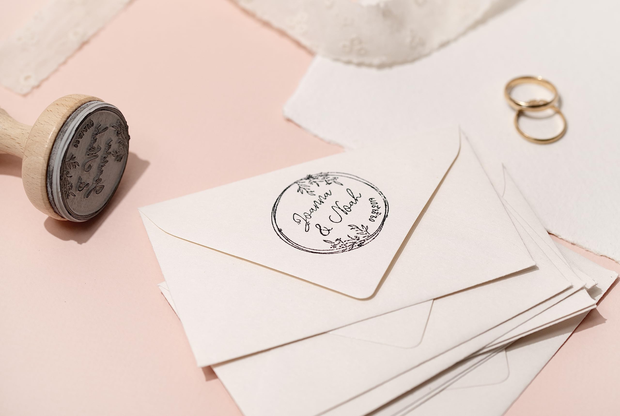Stamp by Me | Sello Personalizado para Boda | 12 Diseños Exclusivos | Sello de Madera | Ideal para Sobres e Invitaciones de Boda | Tampón de Tinta | Nombres y Fecha |Corona de Círculos y Flores Boho