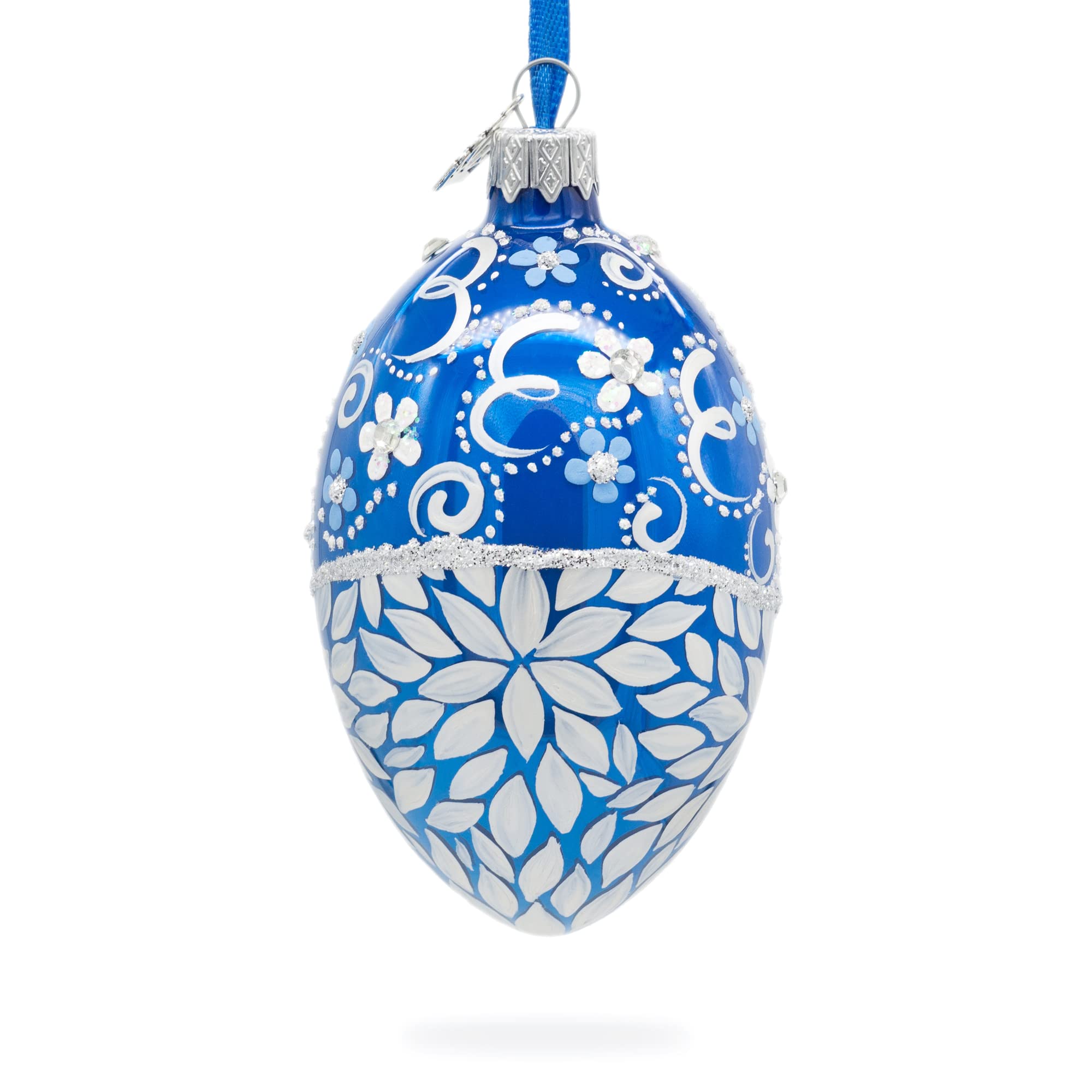 Oeuf en verre bleu brillant pour une décoration de table printanière
