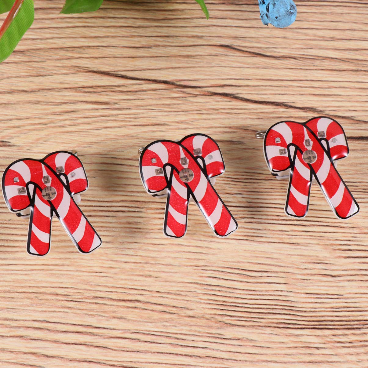 Amosfun Lot de 25 broches LED lumineuses de Noël en émail épinglettes badge fête de Noël préféré bonhomme de neige bijoux cadeaux pour enfants adultes