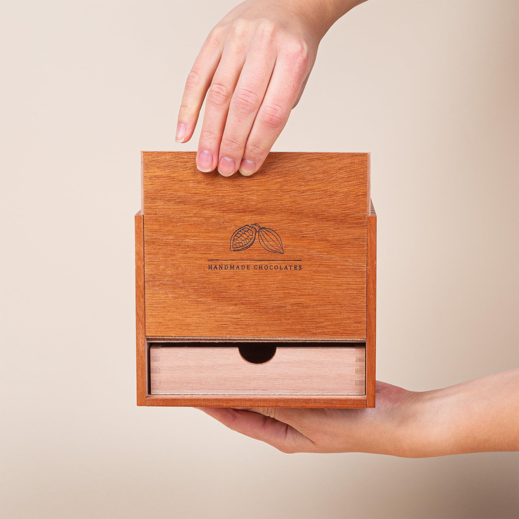 CHOCOLISSIMO - Liebes Geschenk - 30 edle Pralinen in Holzbox - Kleines Schokolade Geschenk mit Herzmotiv - mit Alkohol - für Frauen, Männer, Mama, Freundin, Partner - zum Geburtstag, Valentinstag