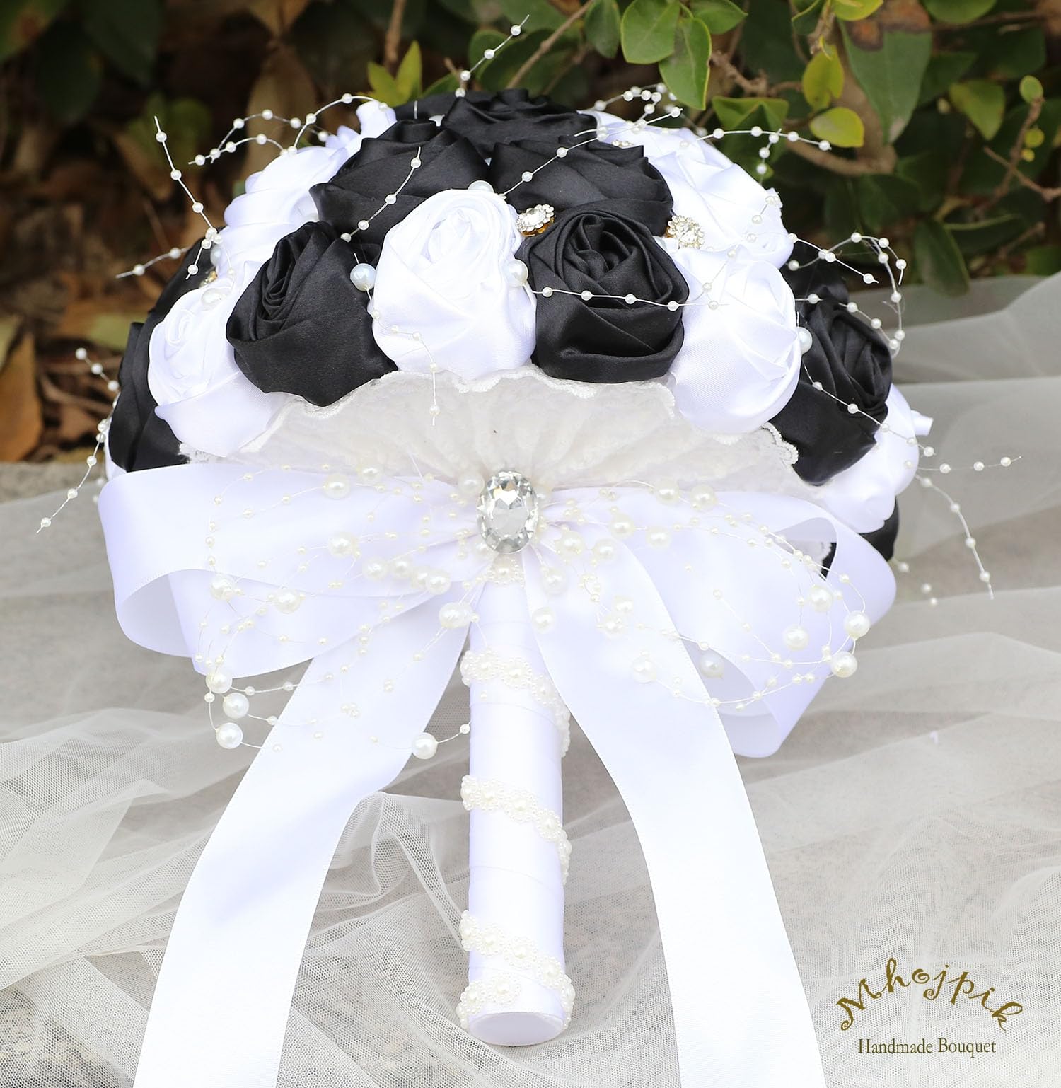 Bouquet da sposa con spilla rotonda e luccicante, bouquet di rose artificiali, per sposa, damigella d'onore, matrimonio, Quinceanera (bianco e nero, 19,1 cm)