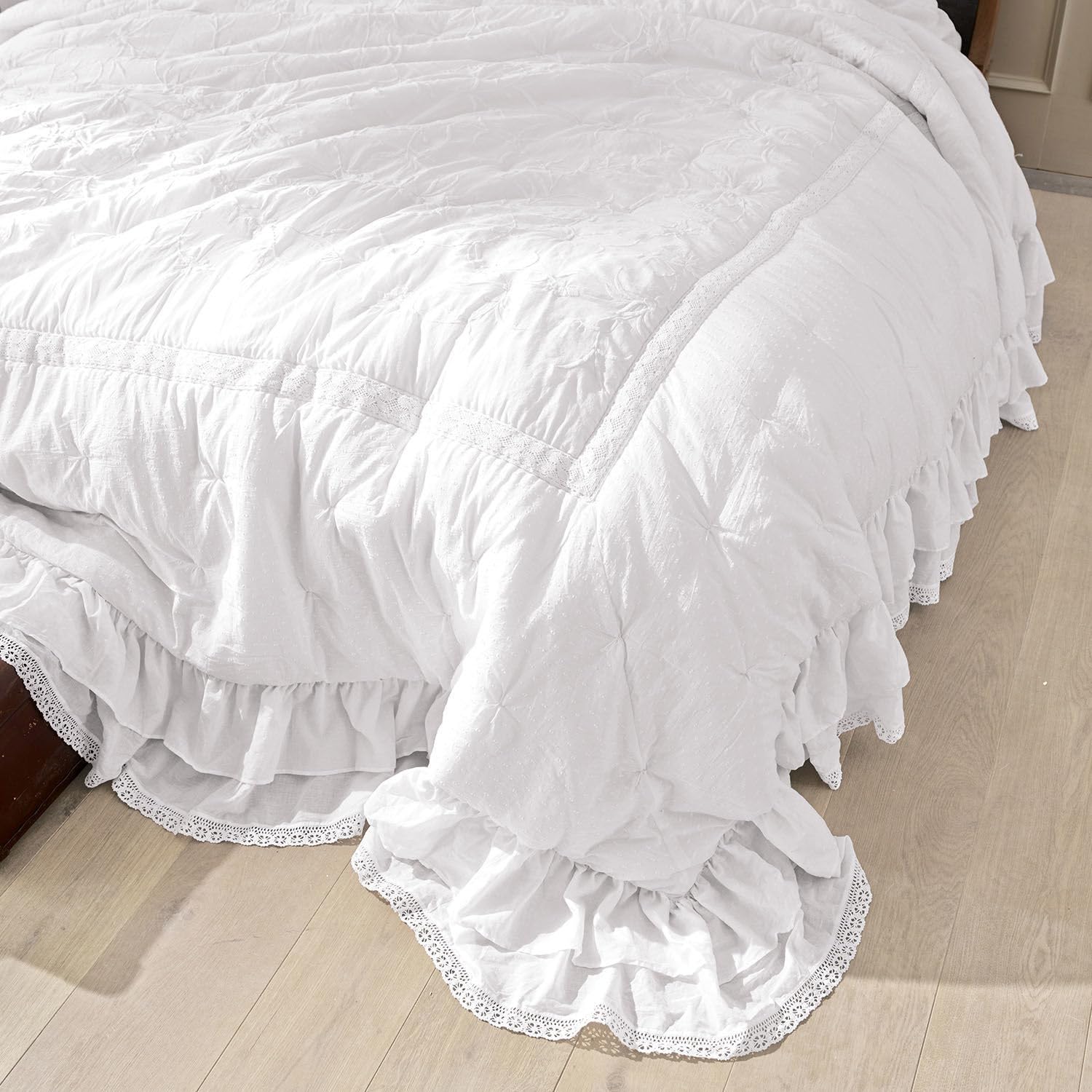 Loberon Quilt Pittefaux, mit Ornamenten, Stickereien und Rüschen veredelt, weiche Wattierung, Romantik-Look, Schlafzimmertextilien, Tagesdecke, Baumwolle, Polyester, weiß