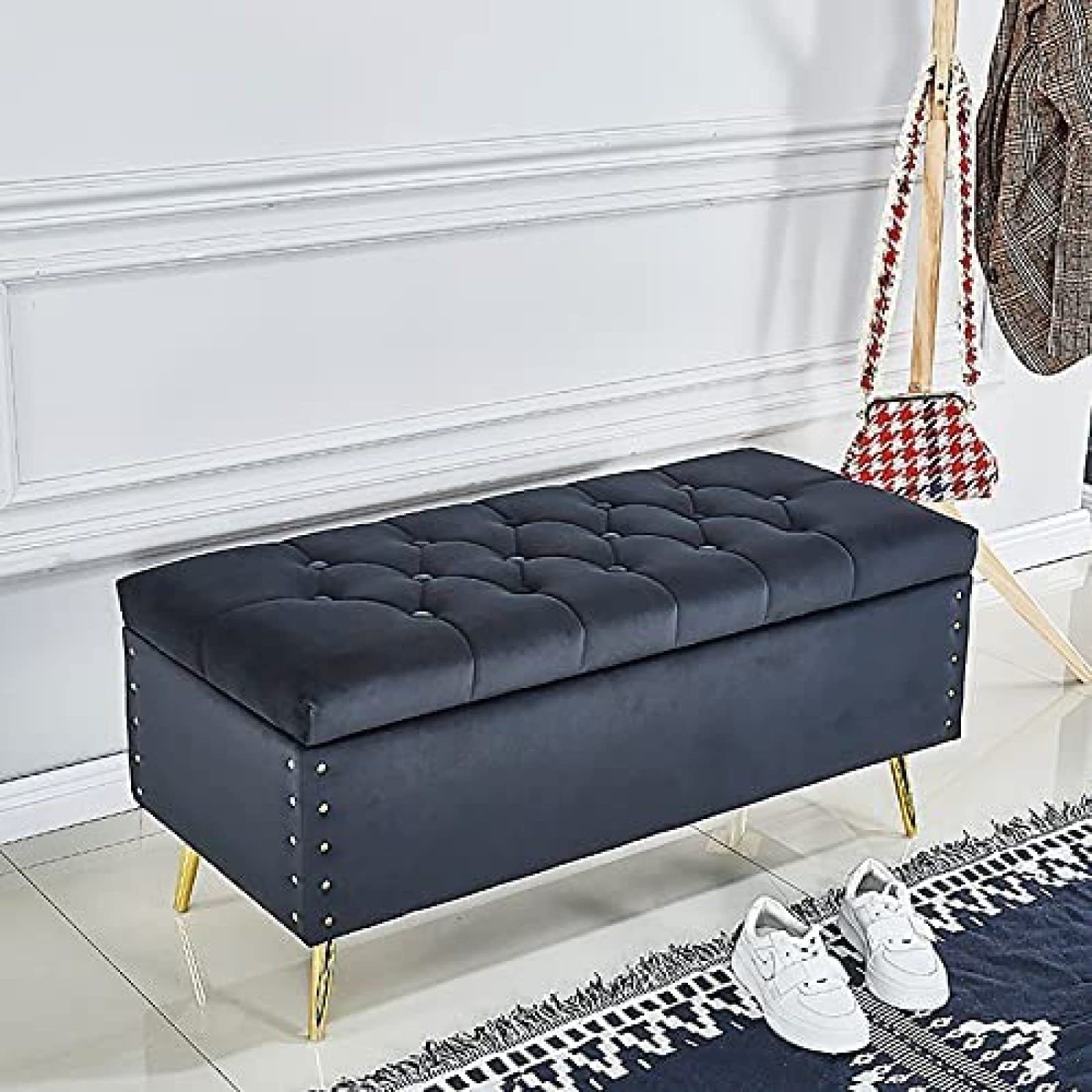 Pouf luxueux en velours pour s'asseoir confortablement dans l'entrée ou le salon cosy