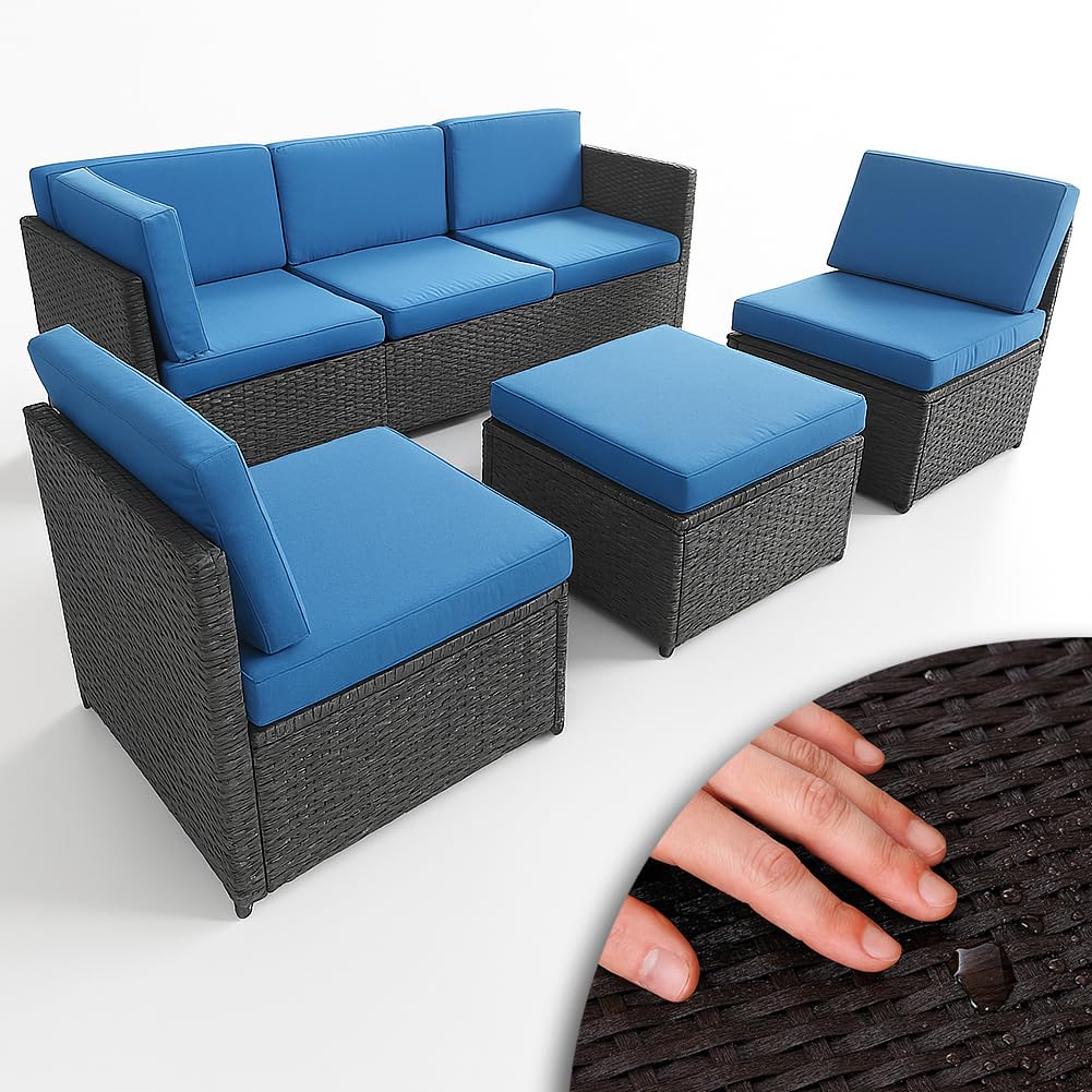 BAKAJI Set Divano 4 Pezzi da Giardino in Polyrattan con Pouf 5 Posti, Salotto per Arredamento da Esterno con Struttura in Metallo e Cuscini Imbottiti Salottino per Terrazzo Moderno (Blu)