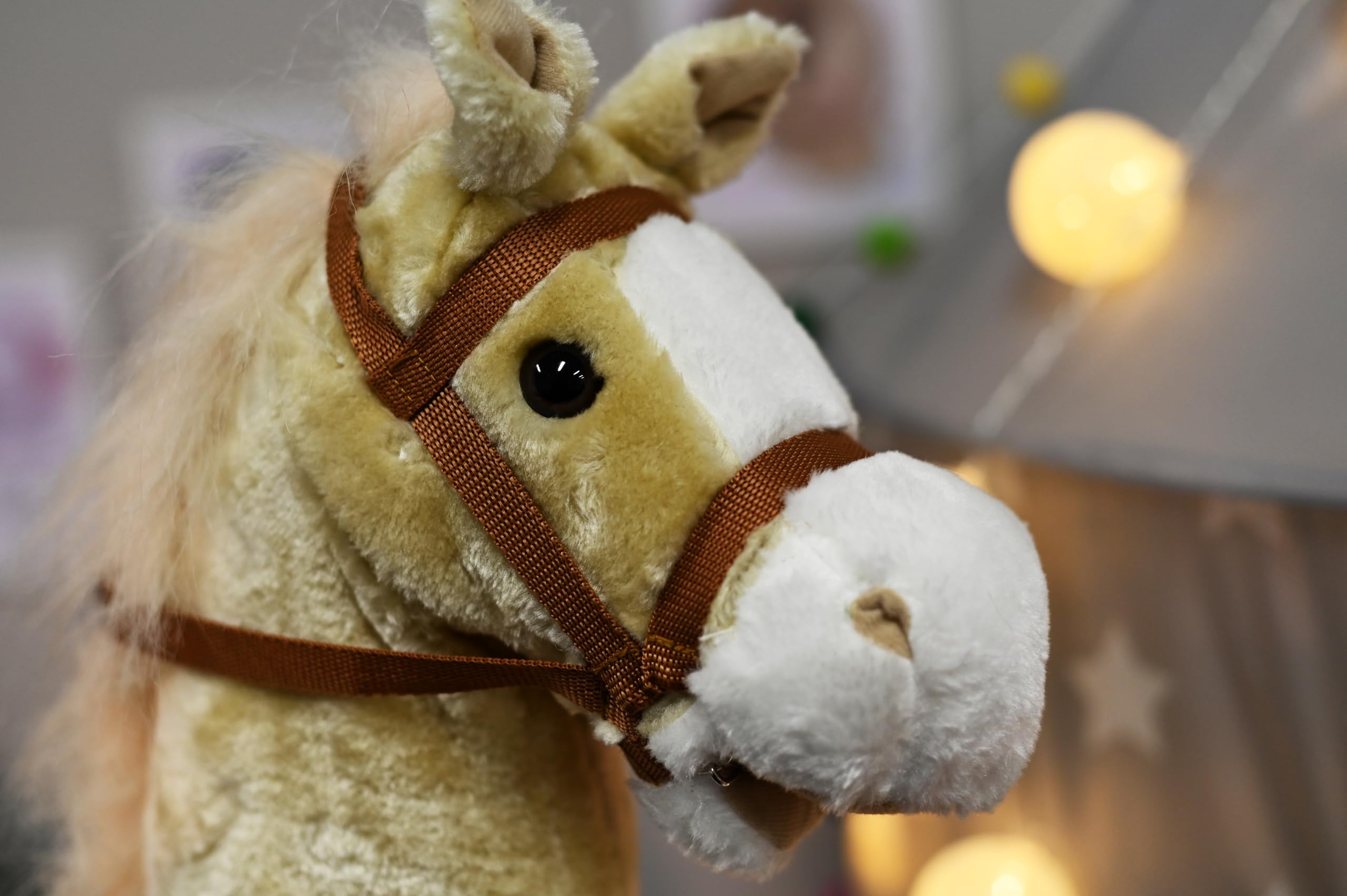 Knorrtoys 40101 - koń na kiju "Sugar", jasnobrązowy