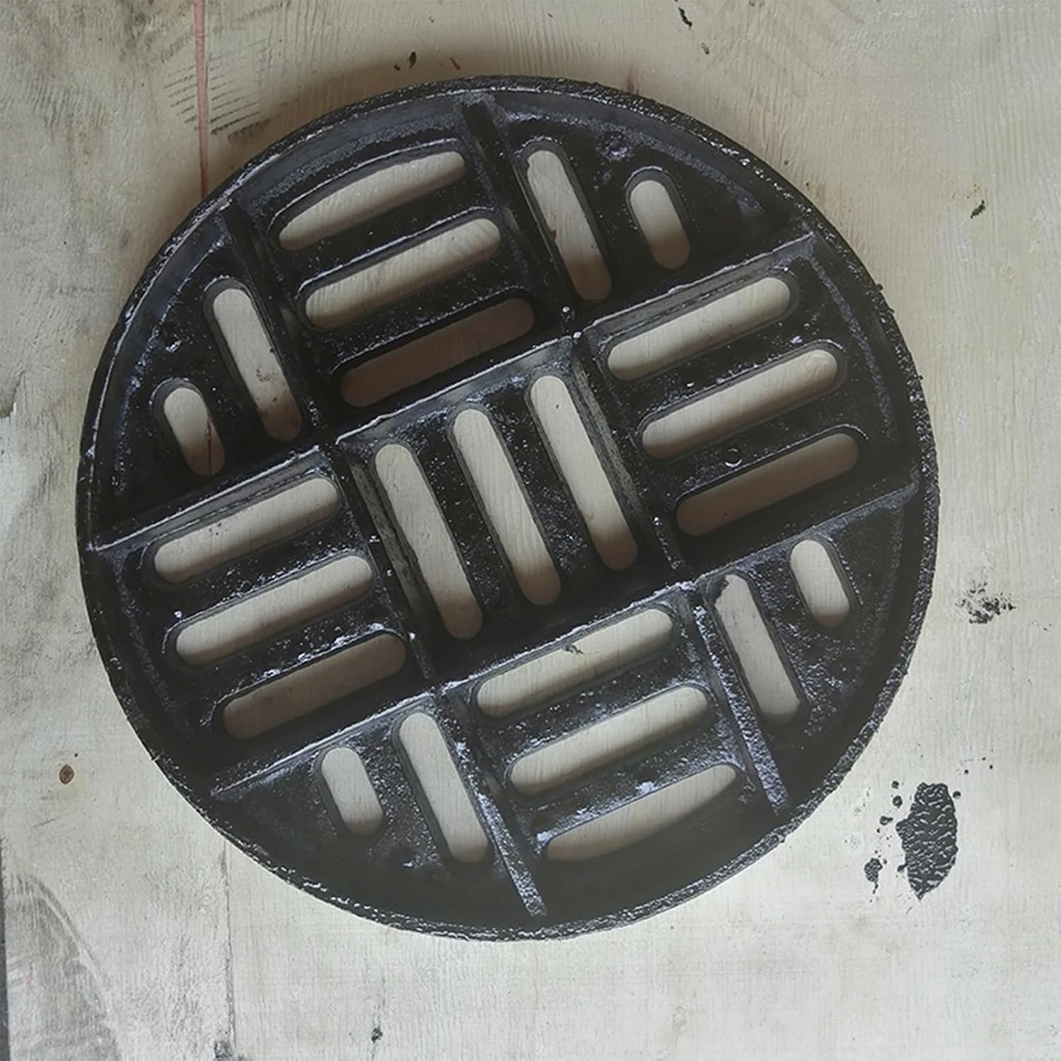 Heavy Duty Drain Grates Cast Iron Drain Cover Outdoor Black Round Drainage Grate Metal Sewer Grate for Concrete Floor, Yard, Driveway & Garage(11.8x1.2in)