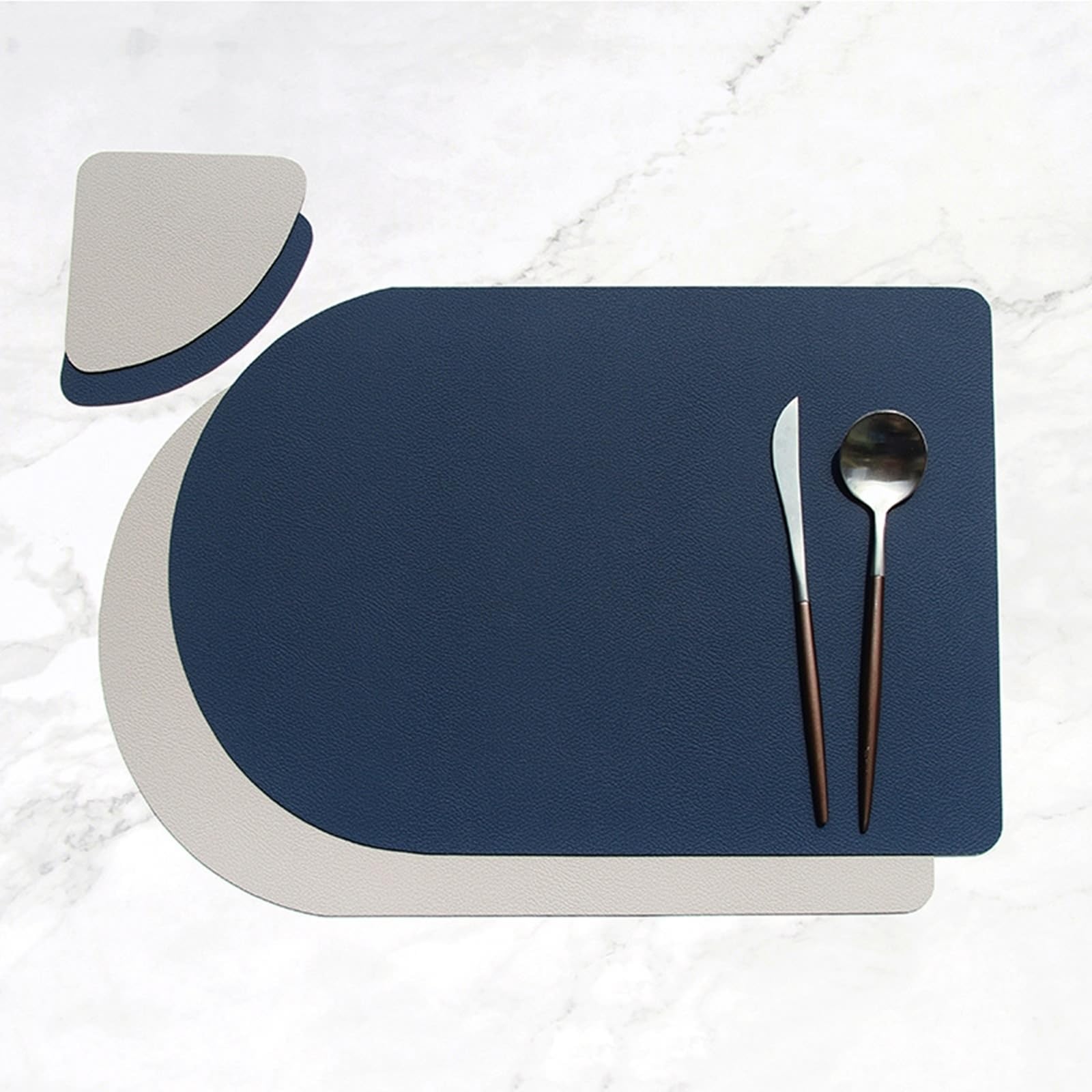 Set de table réversible bleu marine idéal pour repas de famille en cuisine