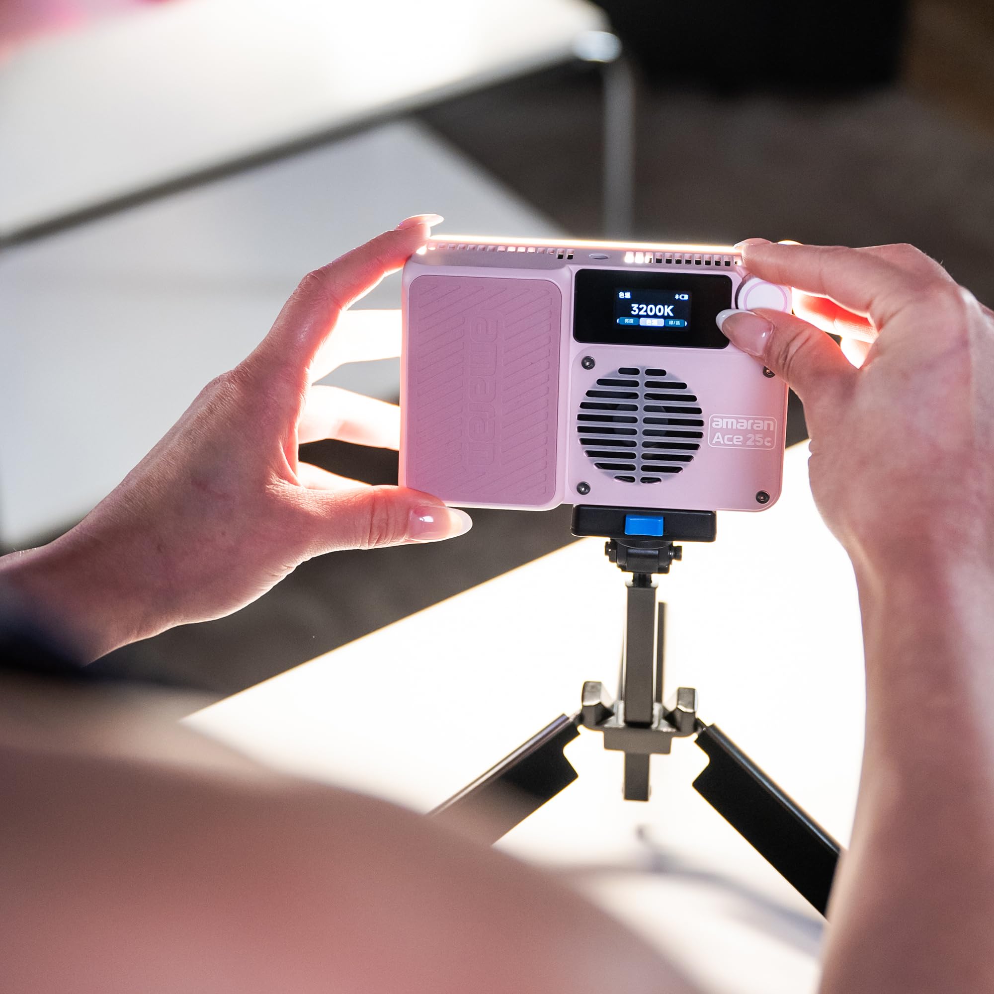 Aputure Amaran Ace 25c - Set di Illuminazione Video RGBWW a LED da 32 W a Colore Completo per Fotocamera, 2300 K-10000 K, Controllo Rapido tramite App (Antracite)