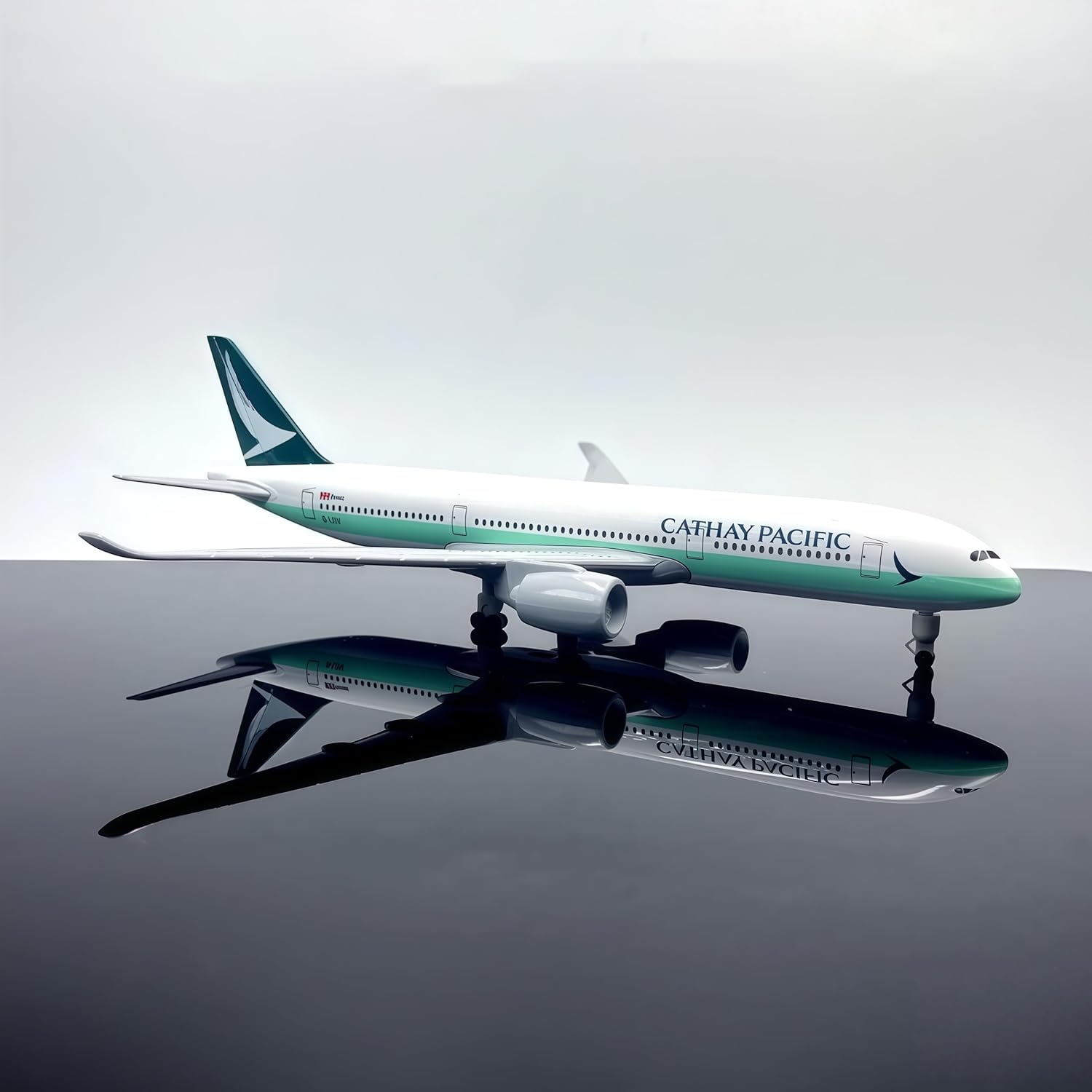 Diecast Alloy Cathay Pacific A350 Model 1/300 Scale 20cm Detailed Aircraft for Desktop Display and Collection