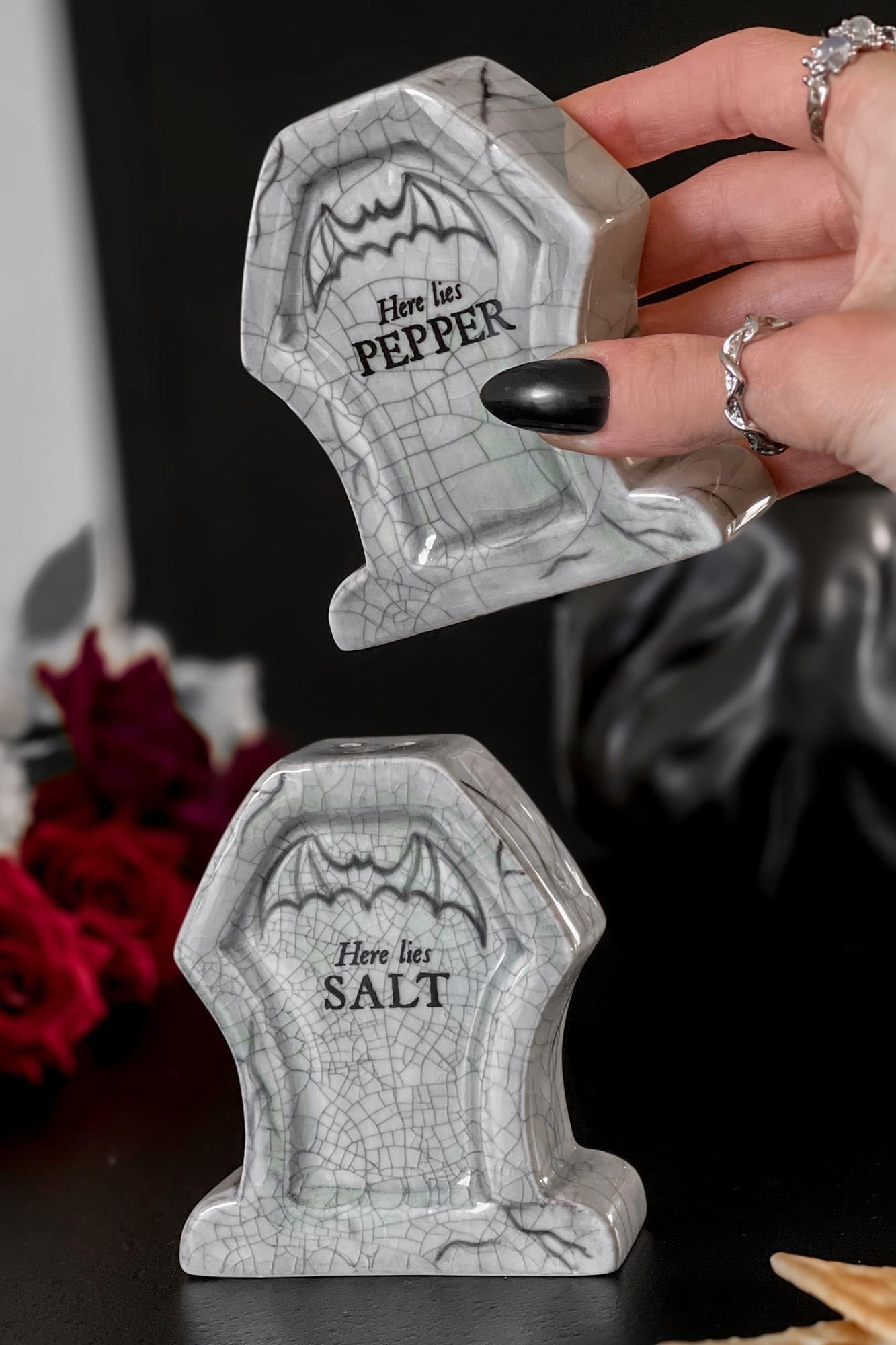 Salière poivrière Rip Killstar en forme de tombeau avec détails gravés blancs et style dark