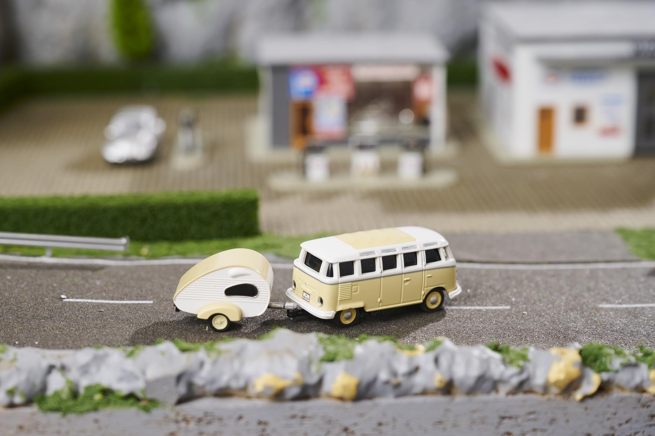 Carson 500504164 1:87 VW T1 Samba Bus mit Wohnwagen 2.4GHz 100% - Fahrfertiges Modell, RC Auto, H0 Auto,RC Modell,Diorama Fahrzeug