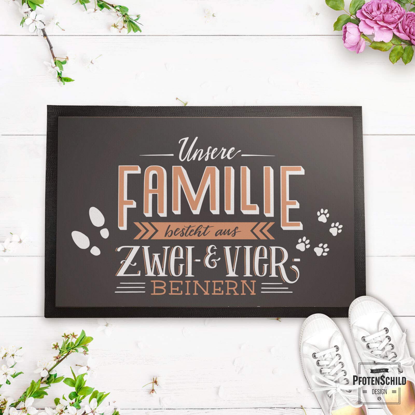 PfotenSchild Fußmatte mit lustigem Spruch - Unsere Familie besteht aus Zwei- und Vierbeinern - Geschenkidee für Familien mit Haustier - 90 x 60 cm