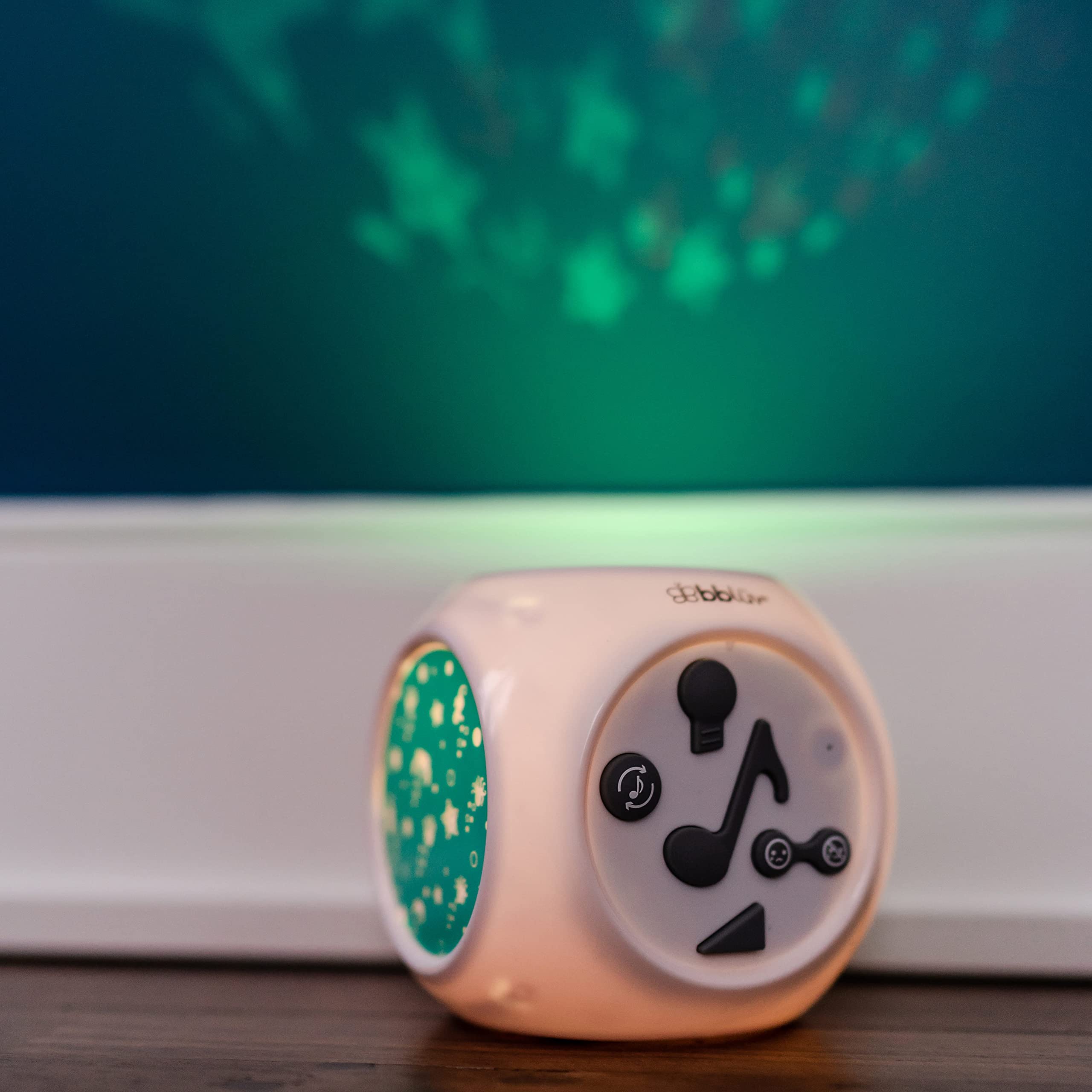 bblüv - Kübe - Veilleuse Musicale et Lumineuse - 15 Sons et Mélodies avec Capteur Sonore - Blanc et Bleu | Activation par la voix, 3 thèmes de projection, Arrêt automatique 30 minutes, Câble USB ou piles AAA, Berceuses apaisantes