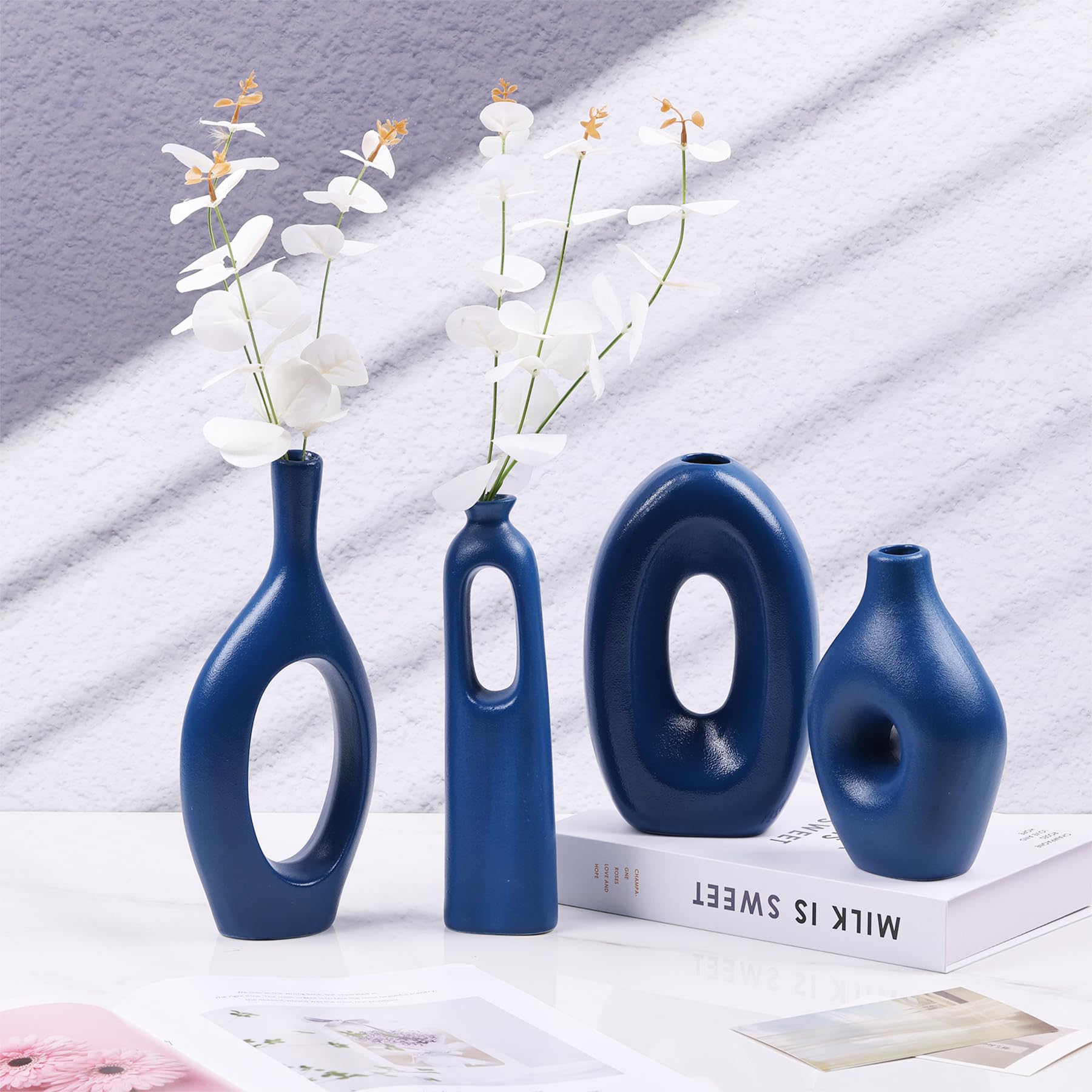 Nordic Blue Round Vase Set,4 Blaue Keramik Ovale Donut Vase, Minimalistische Moderne Wohnkultur, Matte Blue Dekorative Vase für Home Decor Büro Einweihungsgeschenk Wohnzimmer Esstisch Pampasgras Dekor