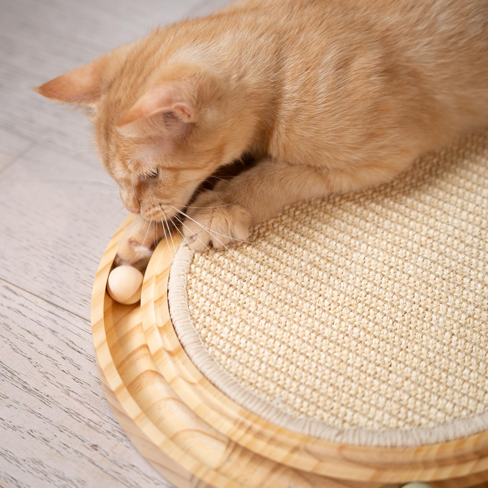 CheerPals Griffoir en sisal - 2 en 1 - Jouet pour chat - Pin massif et coussin en sisal naturel et boules d'herbe - 43 x 33 x 3 cm - Tapis griffoir pour tous les chat