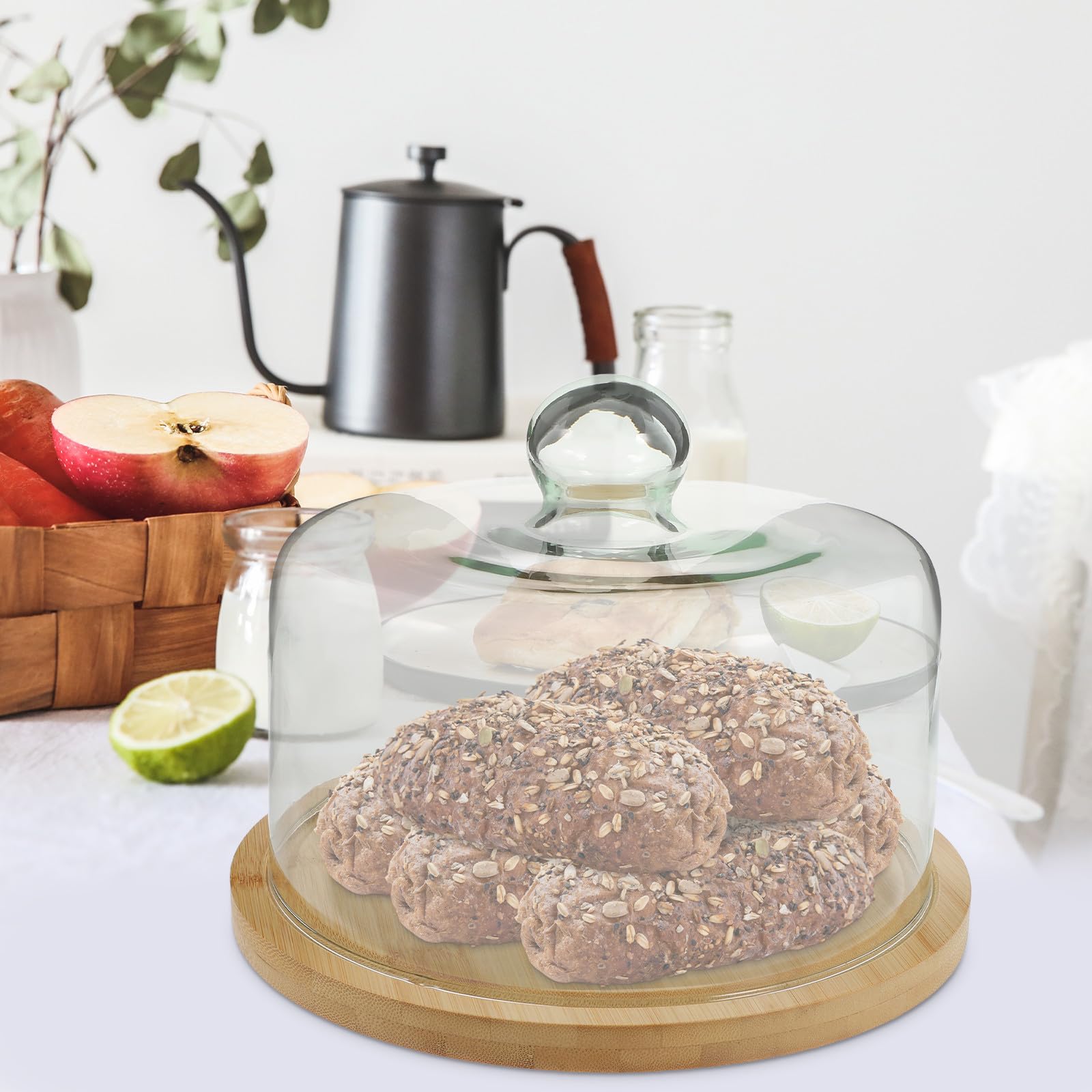 Kuchenschutzhaube und Glas mit Tablett für Brot und Snacks