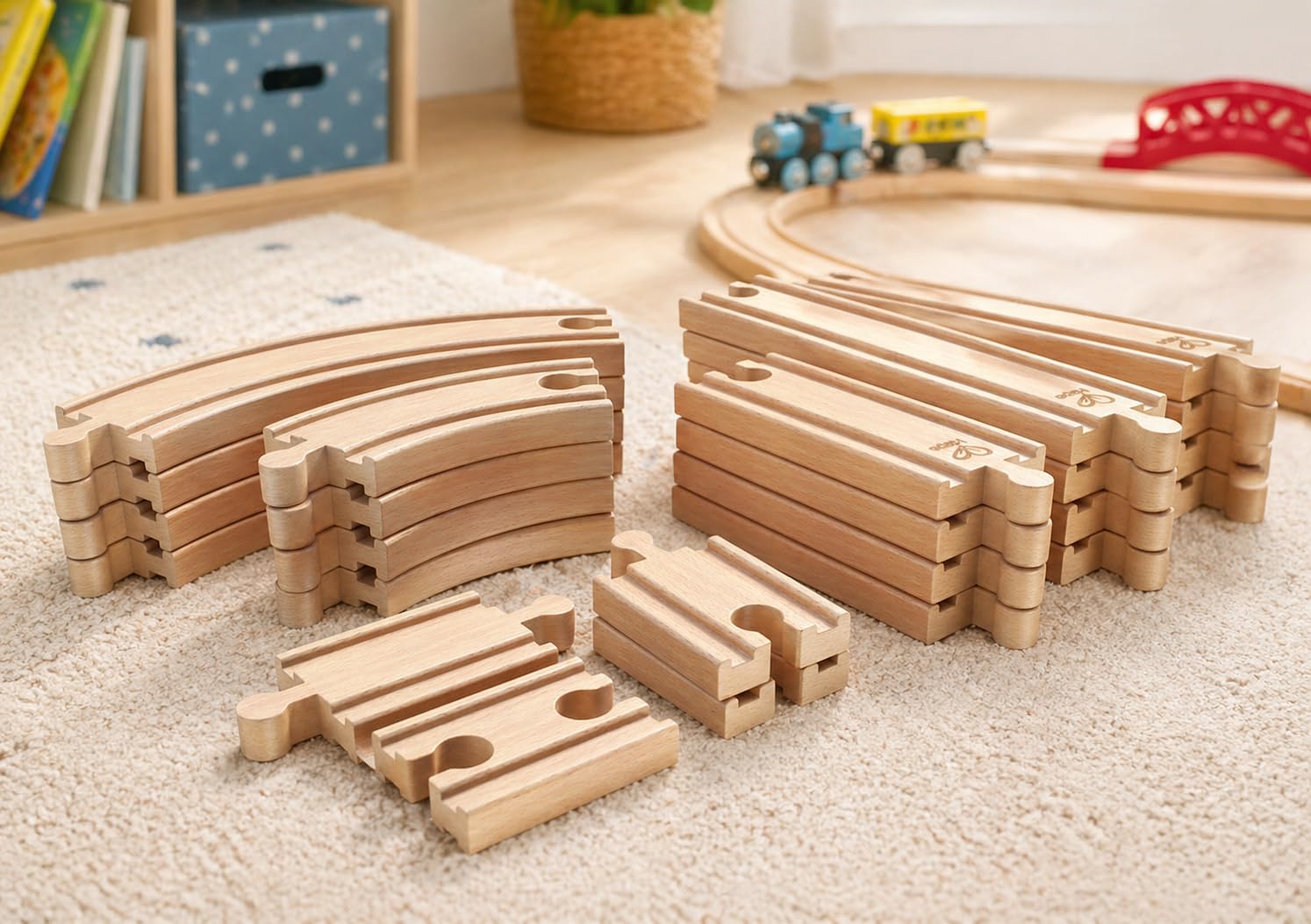 Hape Eisenbahn Set XXL, Zug Starter Set mit großem Schienen Ausbau, Zubehör & Lok Erweiterung, Holzeisenbahn Komplettset ab 3 Jahren