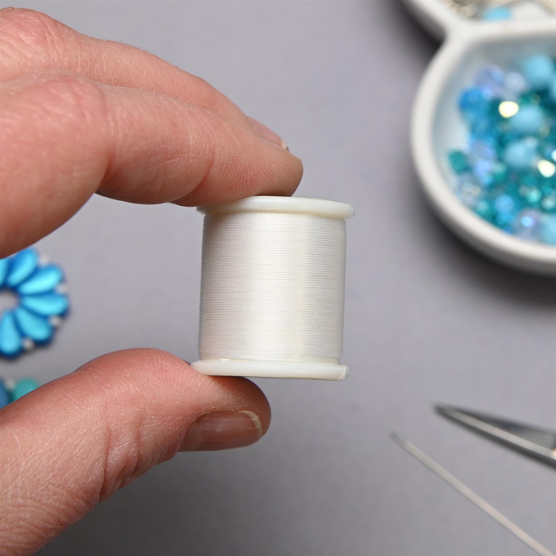 KO Filo di nylon per perline, colore bianco, pre-cerato giapponese, 100% nylon, 330TEX, resistente ai grovigli, 50 metri, scatola da 12 bobine, uso per progetti di perline di seme, lavori su telaio,