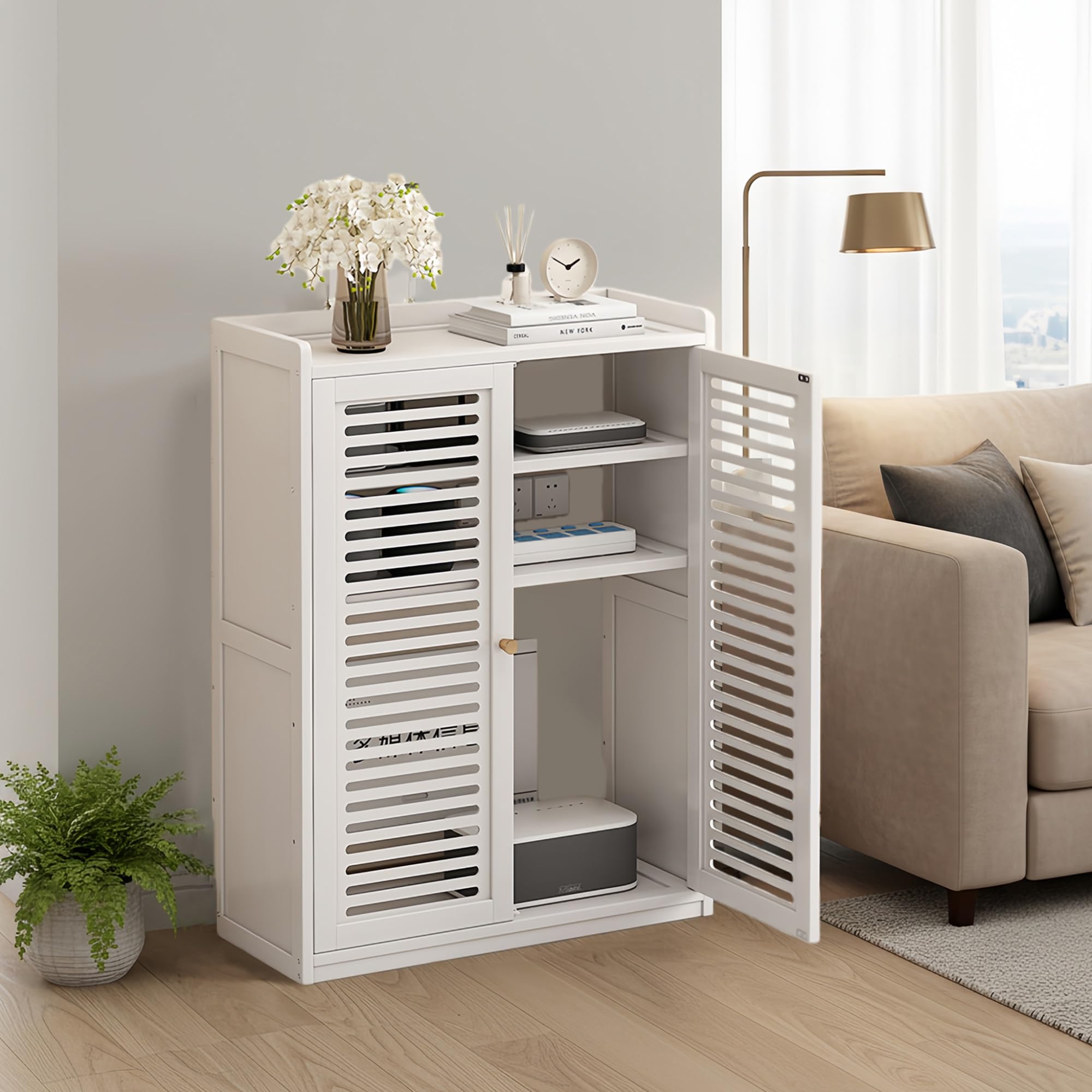 Dekorativer Router Schrank mit Lamellentüren - Stehender WLAN Aufbewahrungsschrank für Wohnzimmer & Flur - Versteckt Kabel & Modem, Gute Belüftung, Verstellbare Böden(Weiß,32.3in)