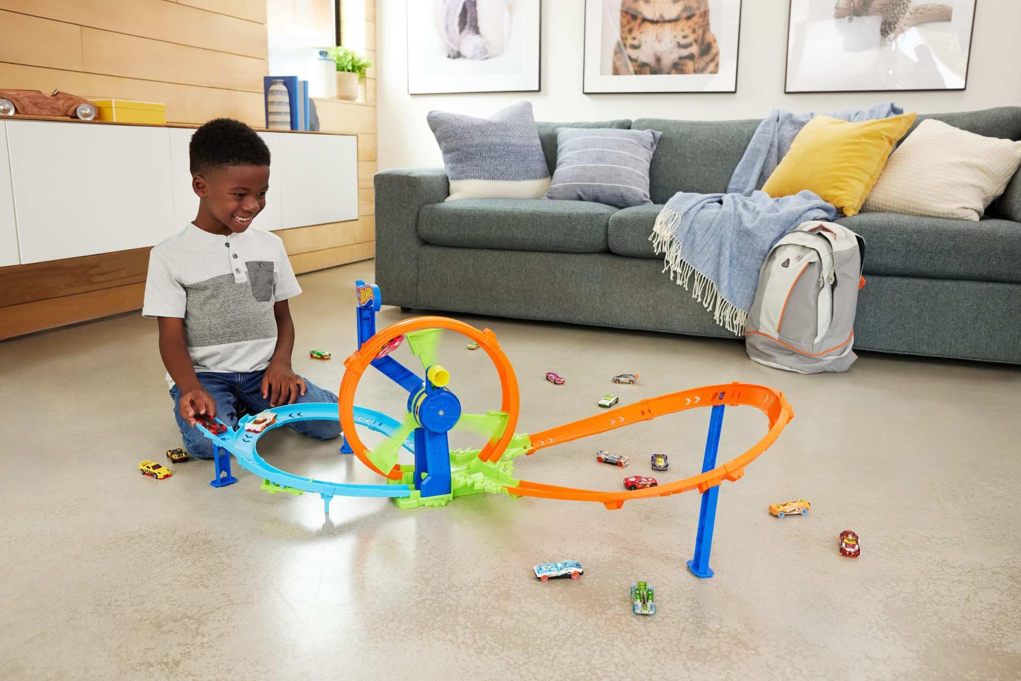 Hot Wheels - Pista Loop Rotante, playset con zona scontro su pista a forma di 8 e loop a propulsione, include una macchinina in scala 1:64, giocattolo per bambini, 3+ anni, JBX65